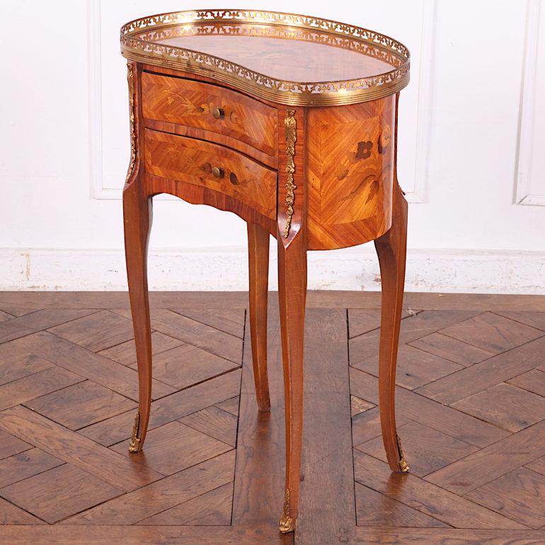 Vintage Pair French Kingwood Marquetry Kidney-Shaped Nightstands Side Tables In Good Condition In Vancouver, British Columbia