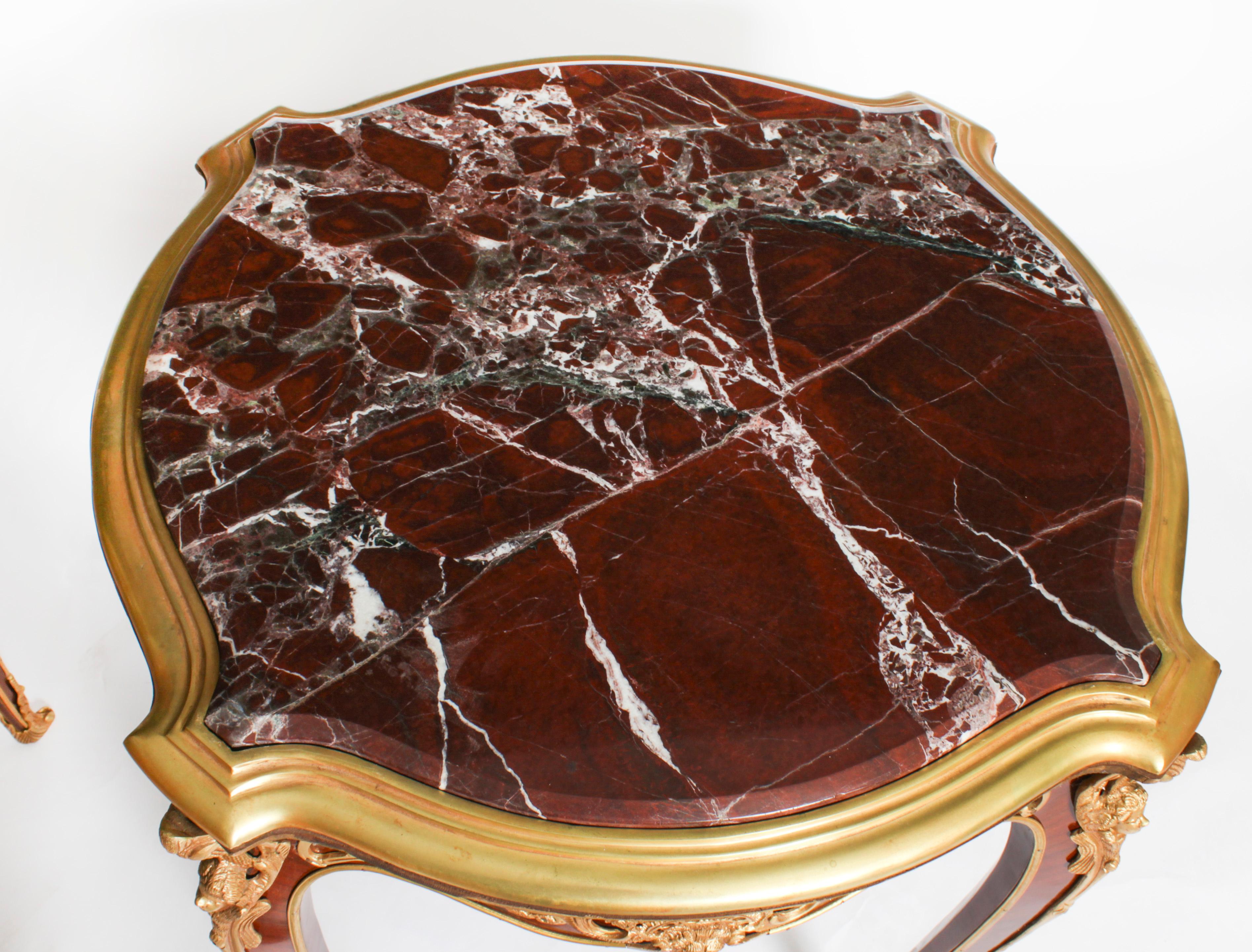 Bronze doré Vieille paire de tables d'appoint Louis Revival en marbre et Ormolu 20ème siècle en vente