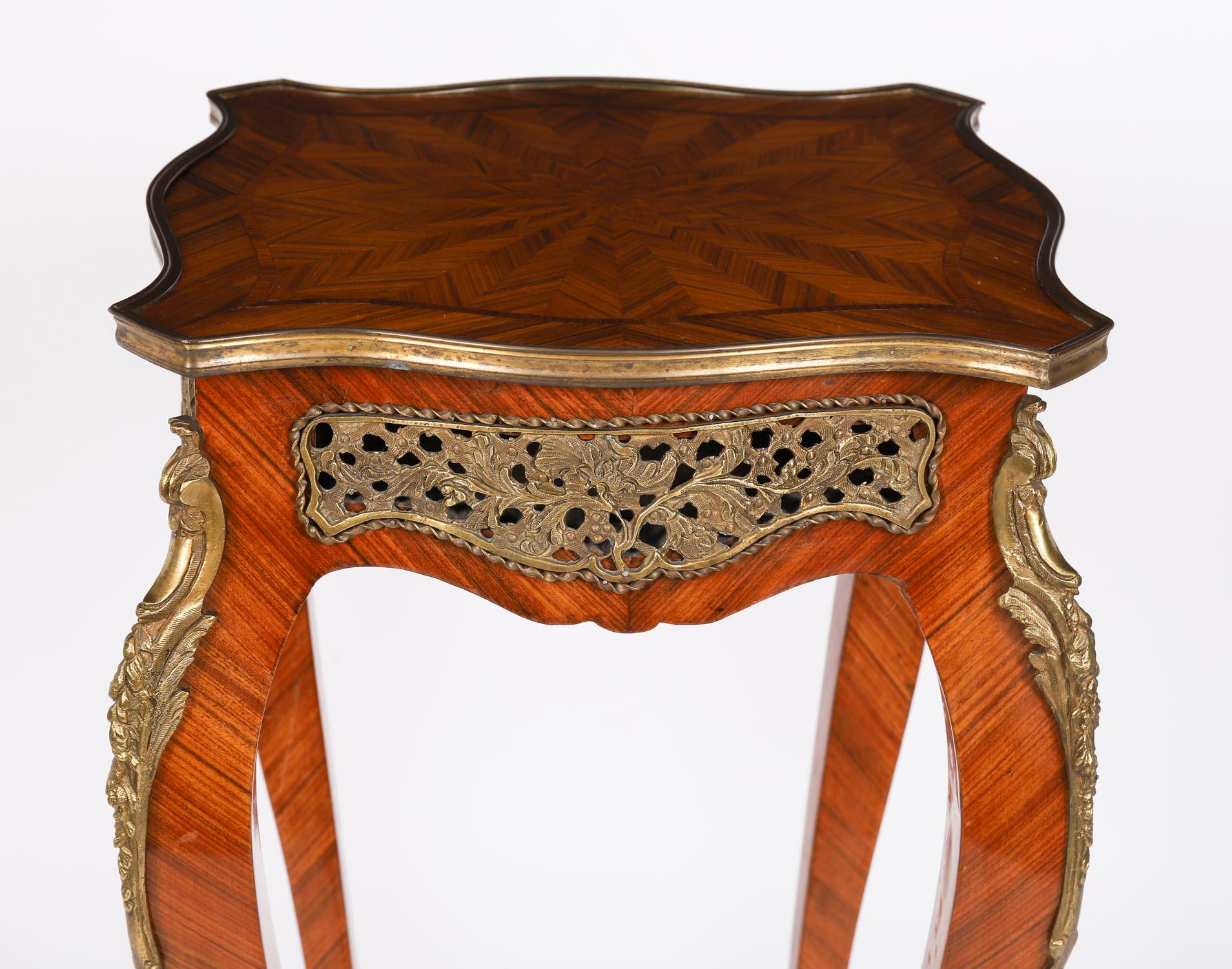 Coppia vintage di tavolini da salotto con montatura in ormolu francesi del XX secolo in vendita 4