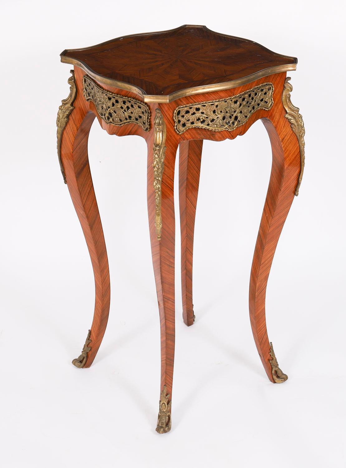 Coppia vintage di tavolini da salotto con montatura in ormolu francesi del XX secolo in vendita 5