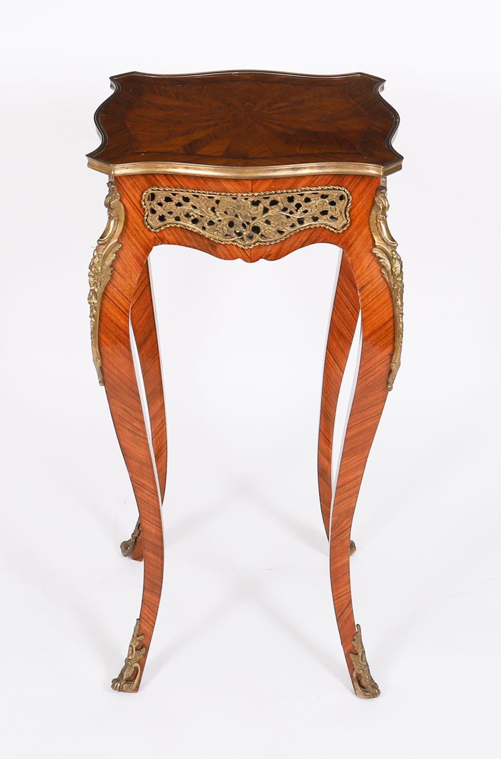Coppia vintage di tavolini da salotto con montatura in ormolu francesi del XX secolo in vendita 6