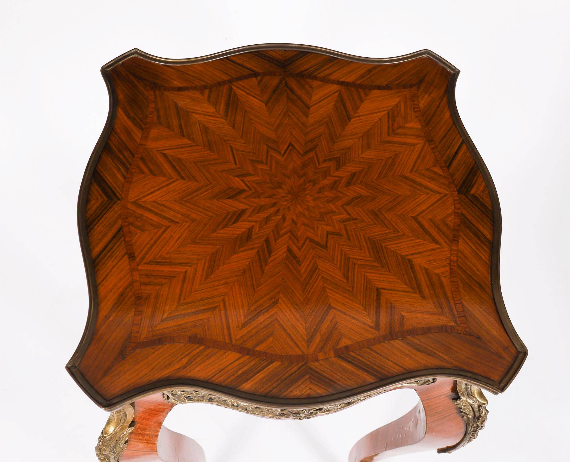 Coppia vintage di tavolini da salotto con montatura in ormolu francesi del XX secolo in vendita 7