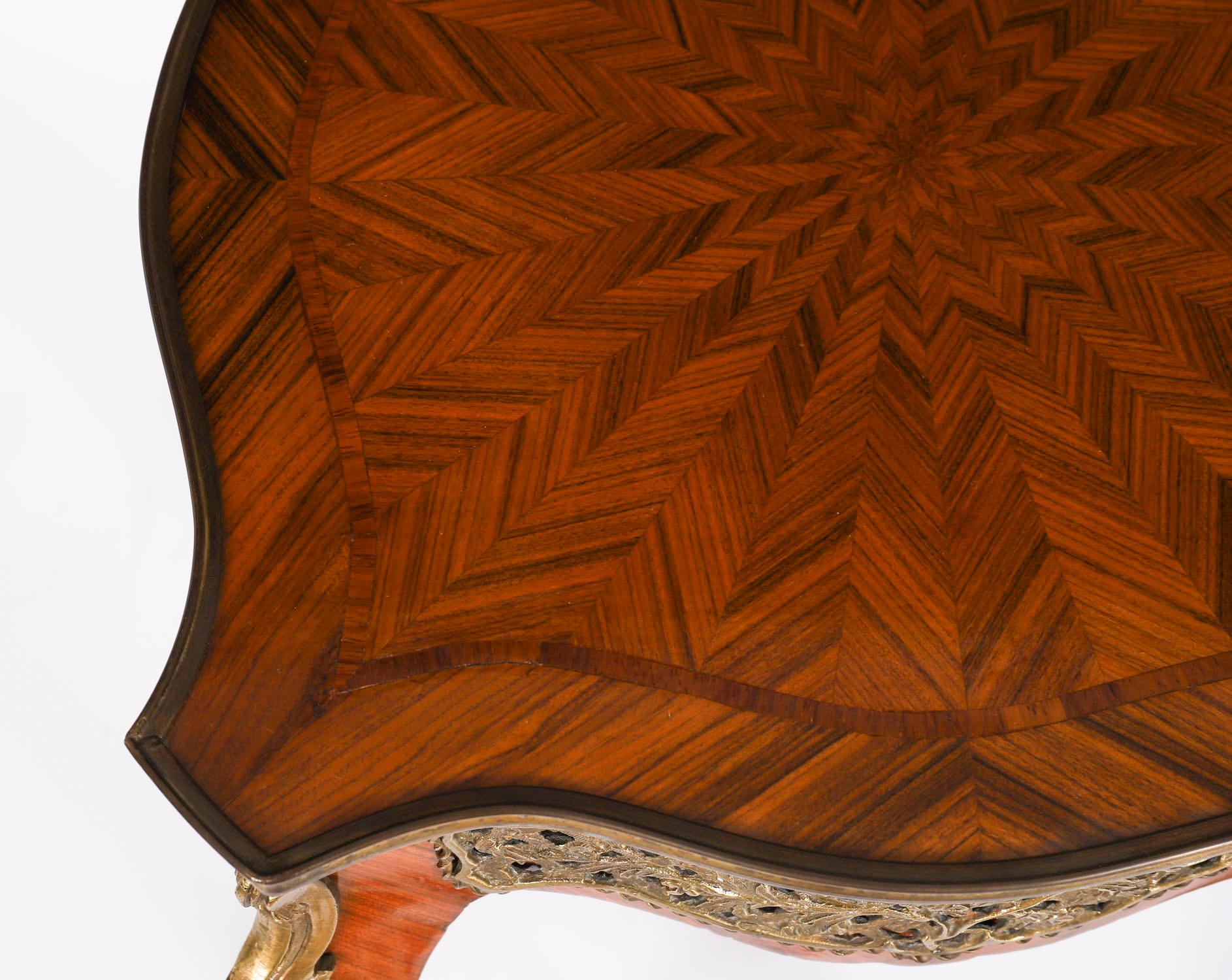 Coppia vintage di tavolini da salotto con montatura in ormolu francesi del XX secolo in vendita 8