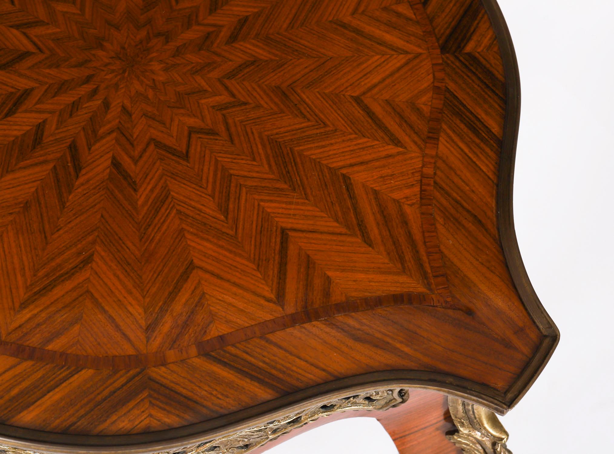 Coppia vintage di tavolini da salotto con montatura in ormolu francesi del XX secolo in vendita 9