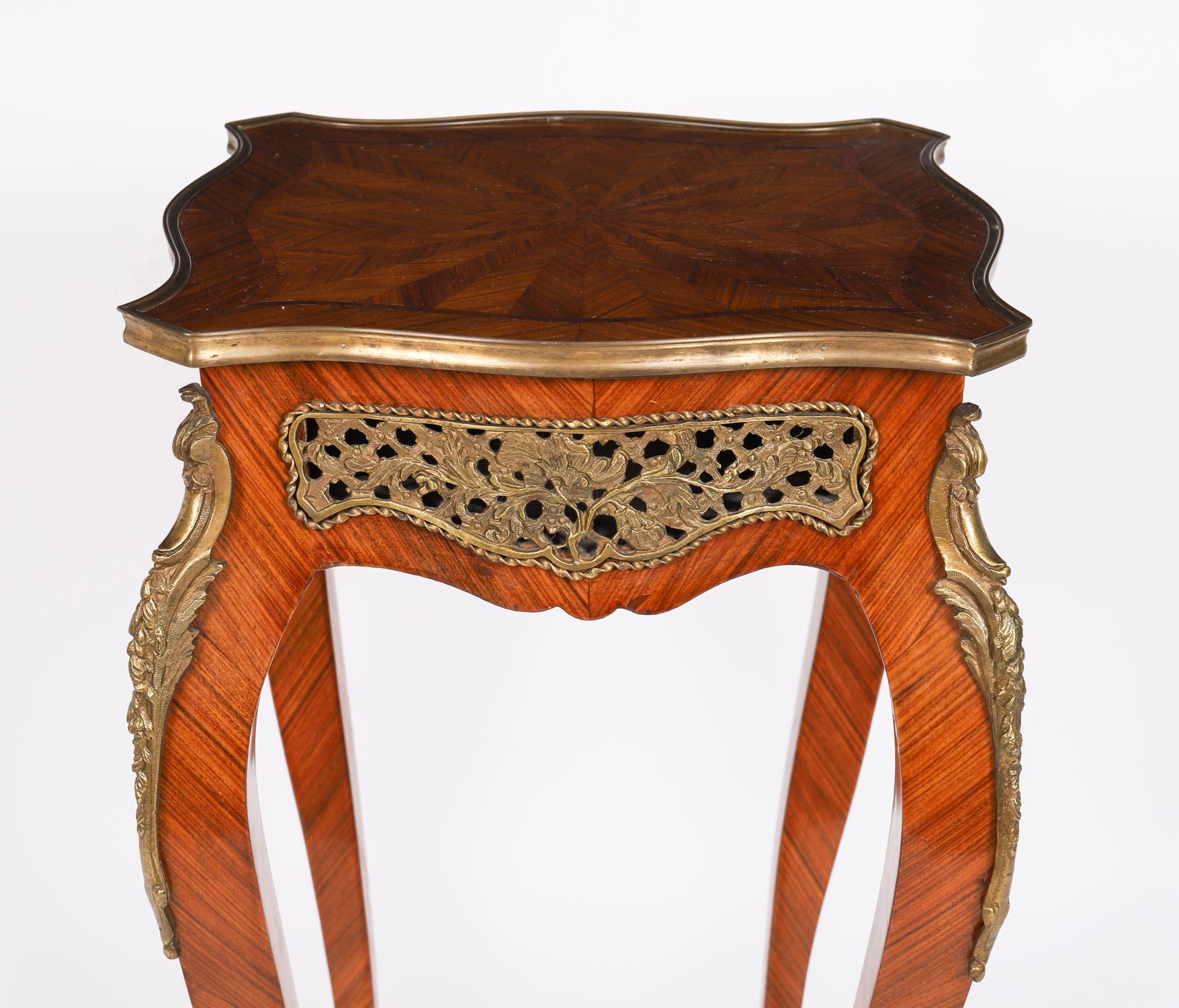 Coppia vintage di tavolini da salotto con montatura in ormolu francesi del XX secolo in vendita 10
