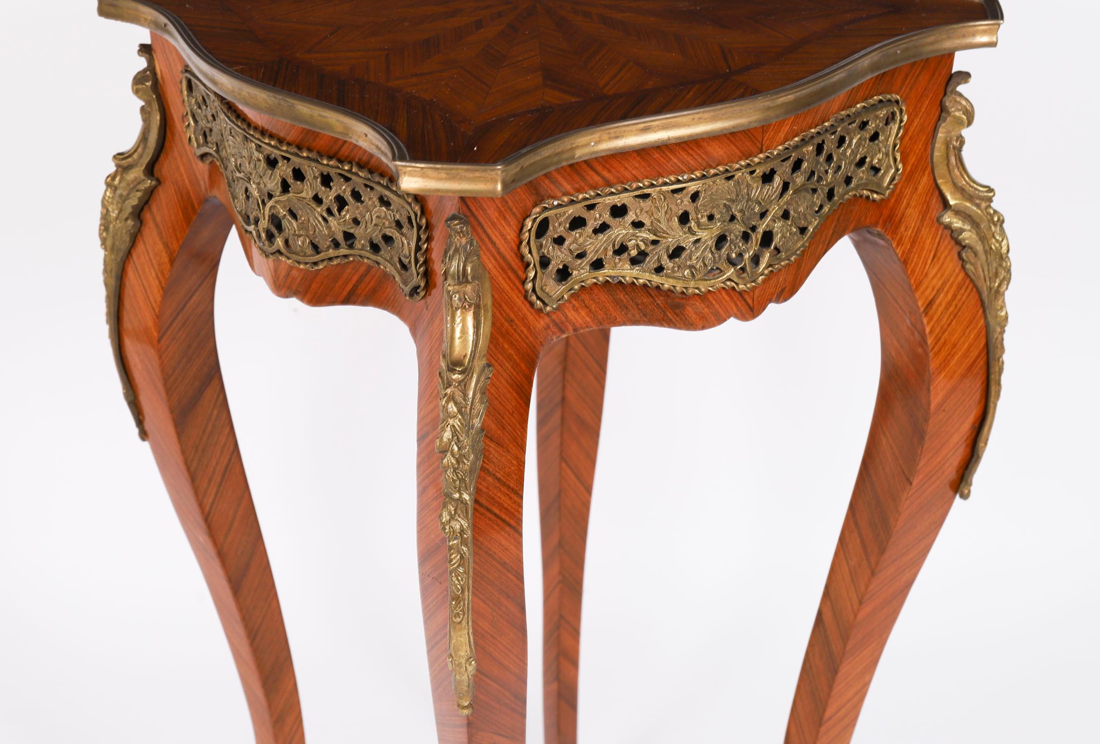 Coppia vintage di tavolini da salotto con montatura in ormolu francesi del XX secolo in vendita 11
