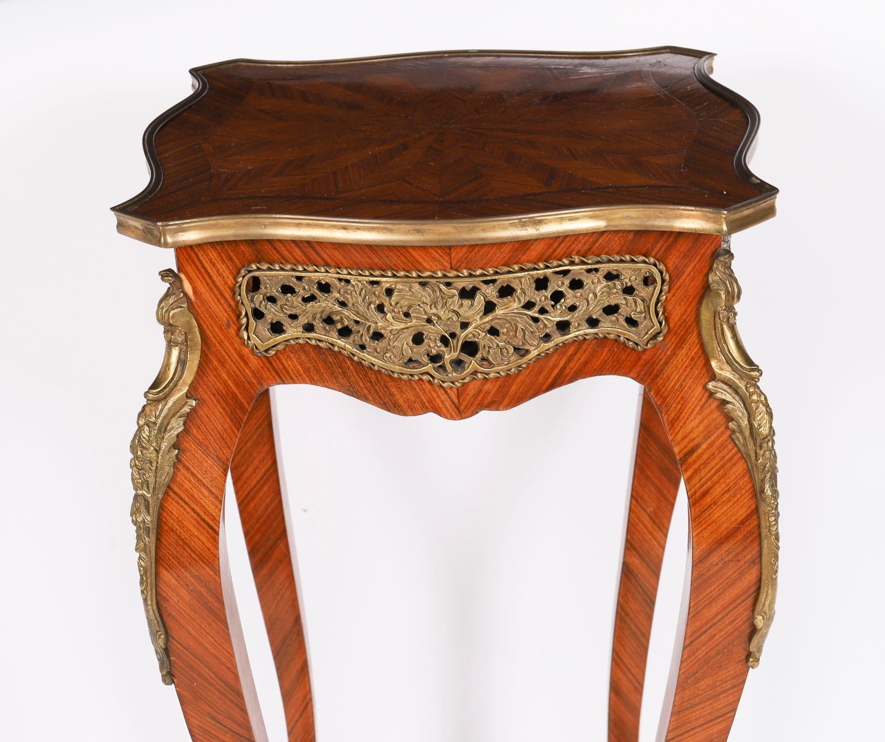 Coppia vintage di tavolini da salotto con montatura in ormolu francesi del XX secolo in vendita 12