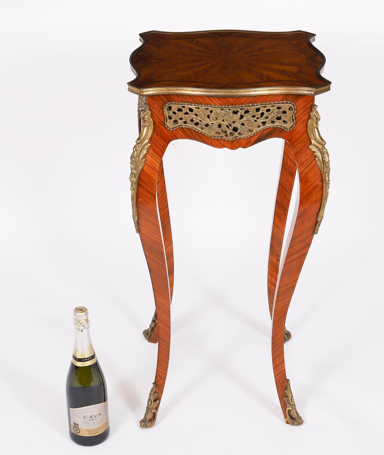 Coppia vintage di tavolini da salotto con montatura in ormolu francesi del XX secolo in vendita 13