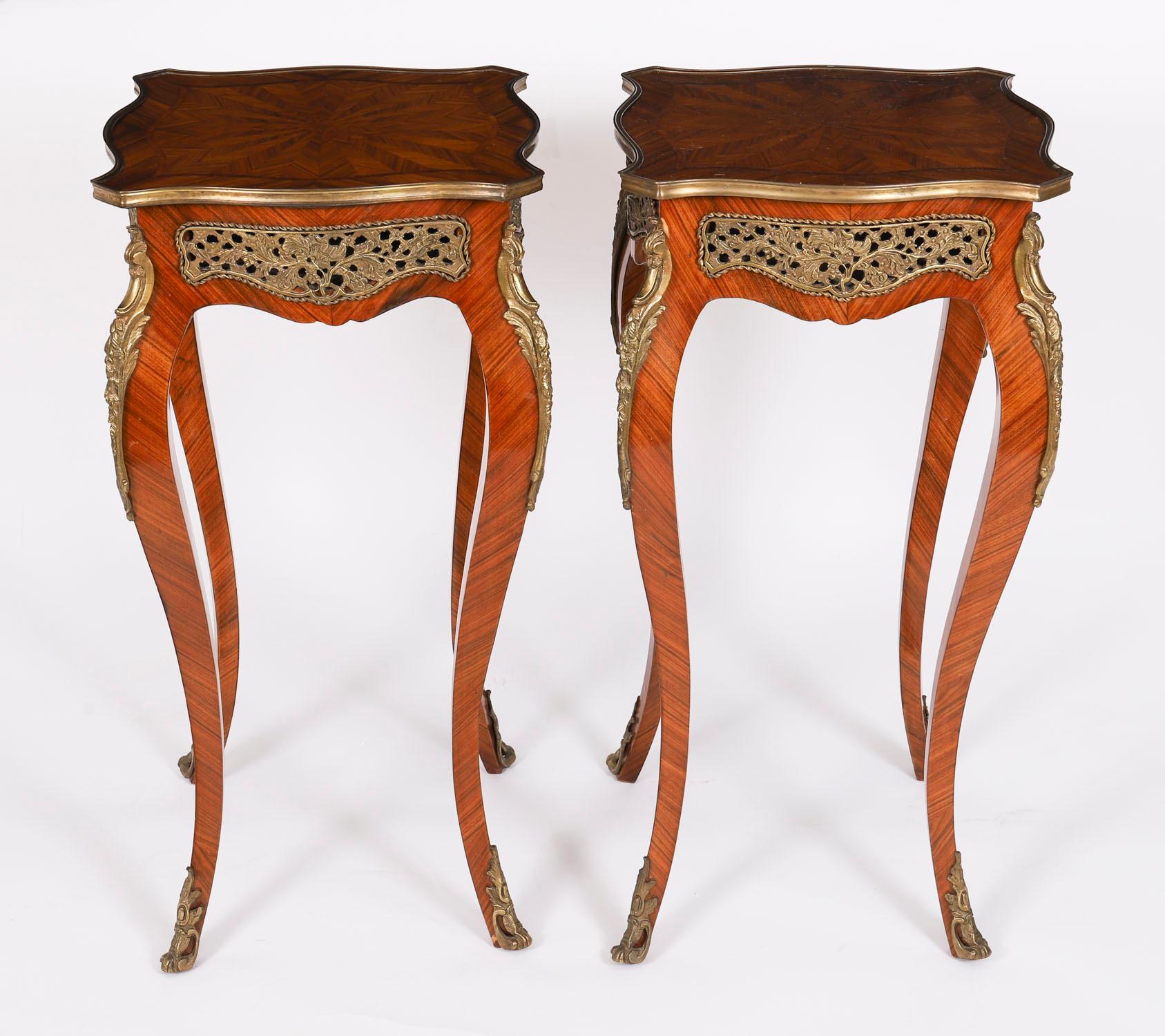 Si tratta di una bellissima coppia di tavolini d'epoca in ormolu della French Revival, risalenti alla metà del XX secolo.

I tavoli con piano ovale sono incorniciati da bordi decorativi in ormolu e i piani presentano decorazioni a stella in parquet