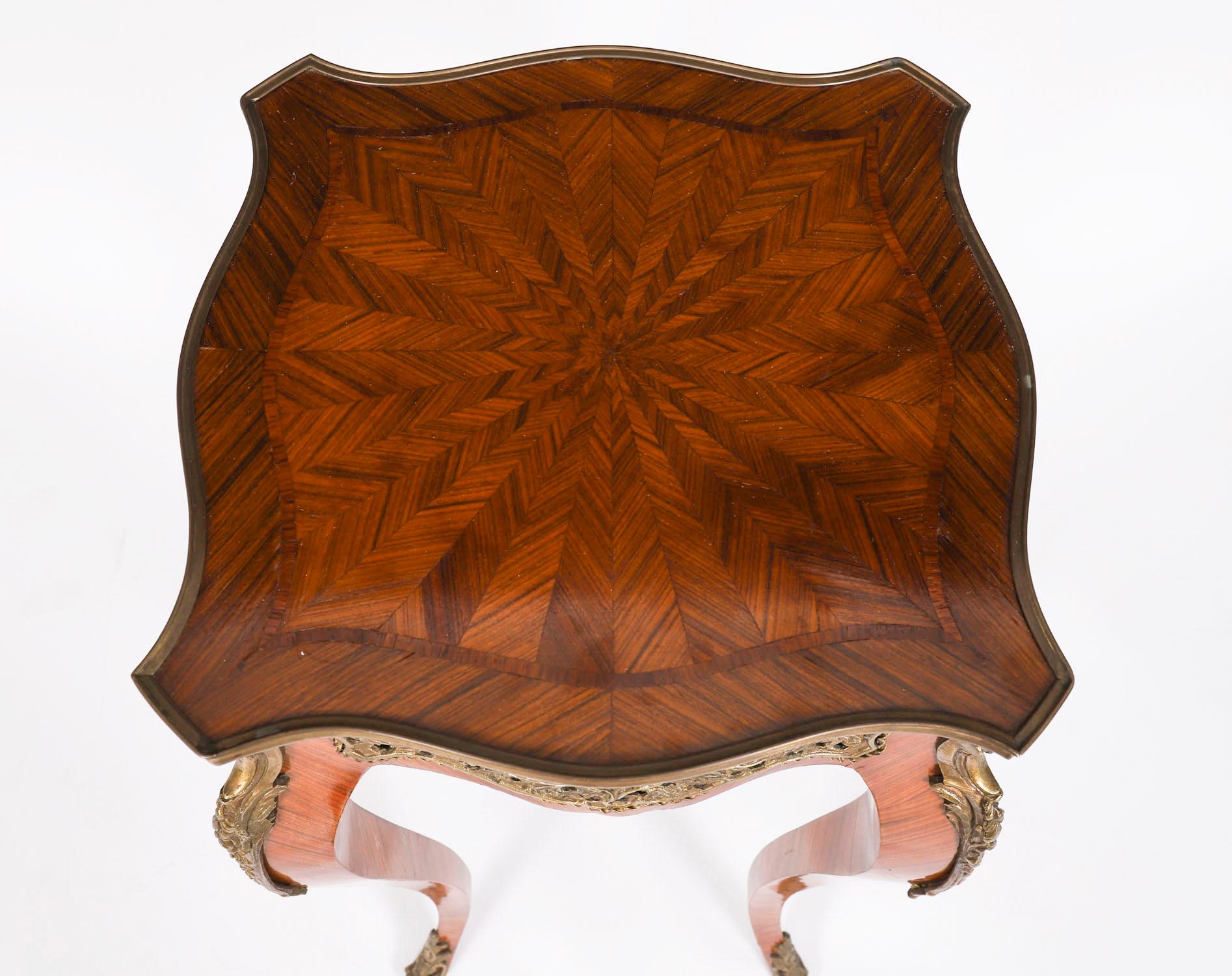 Francese Coppia vintage di tavolini da salotto con montatura in ormolu francesi del XX secolo in vendita