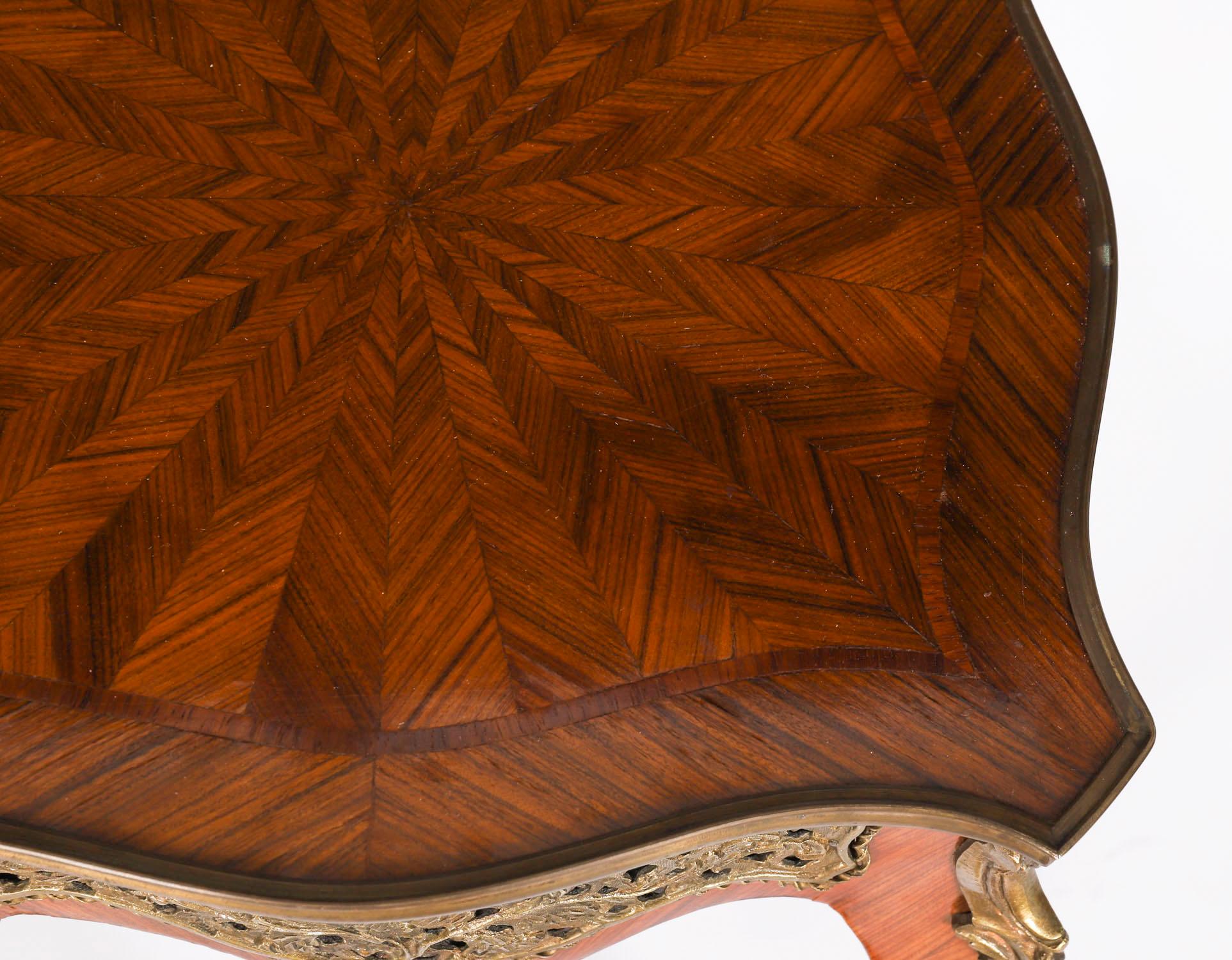 Coppia vintage di tavolini da salotto con montatura in ormolu francesi del XX secolo In condizioni buone in vendita a London, GB