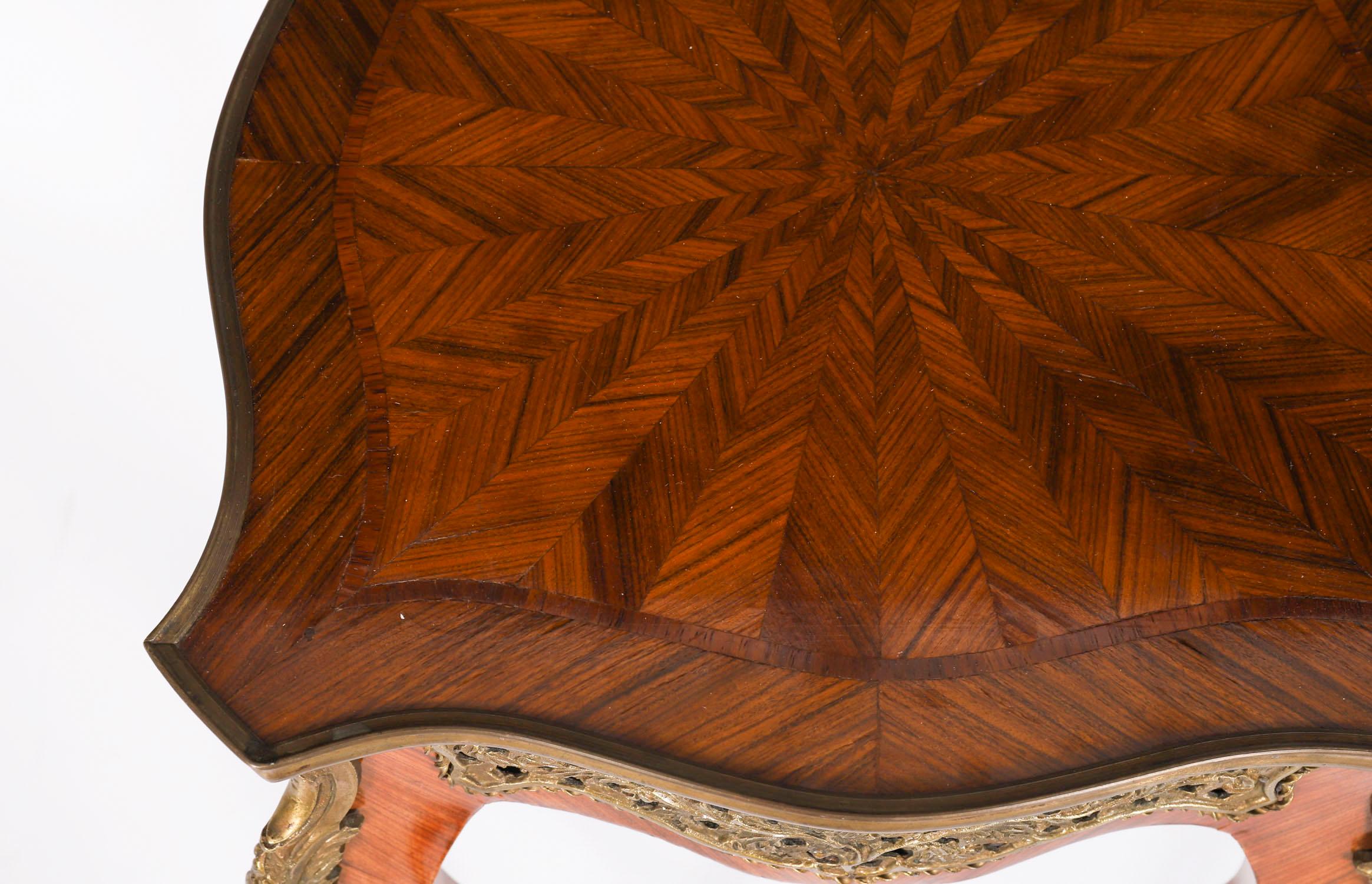 Similoro Coppia vintage di tavolini da salotto con montatura in ormolu francesi del XX secolo in vendita