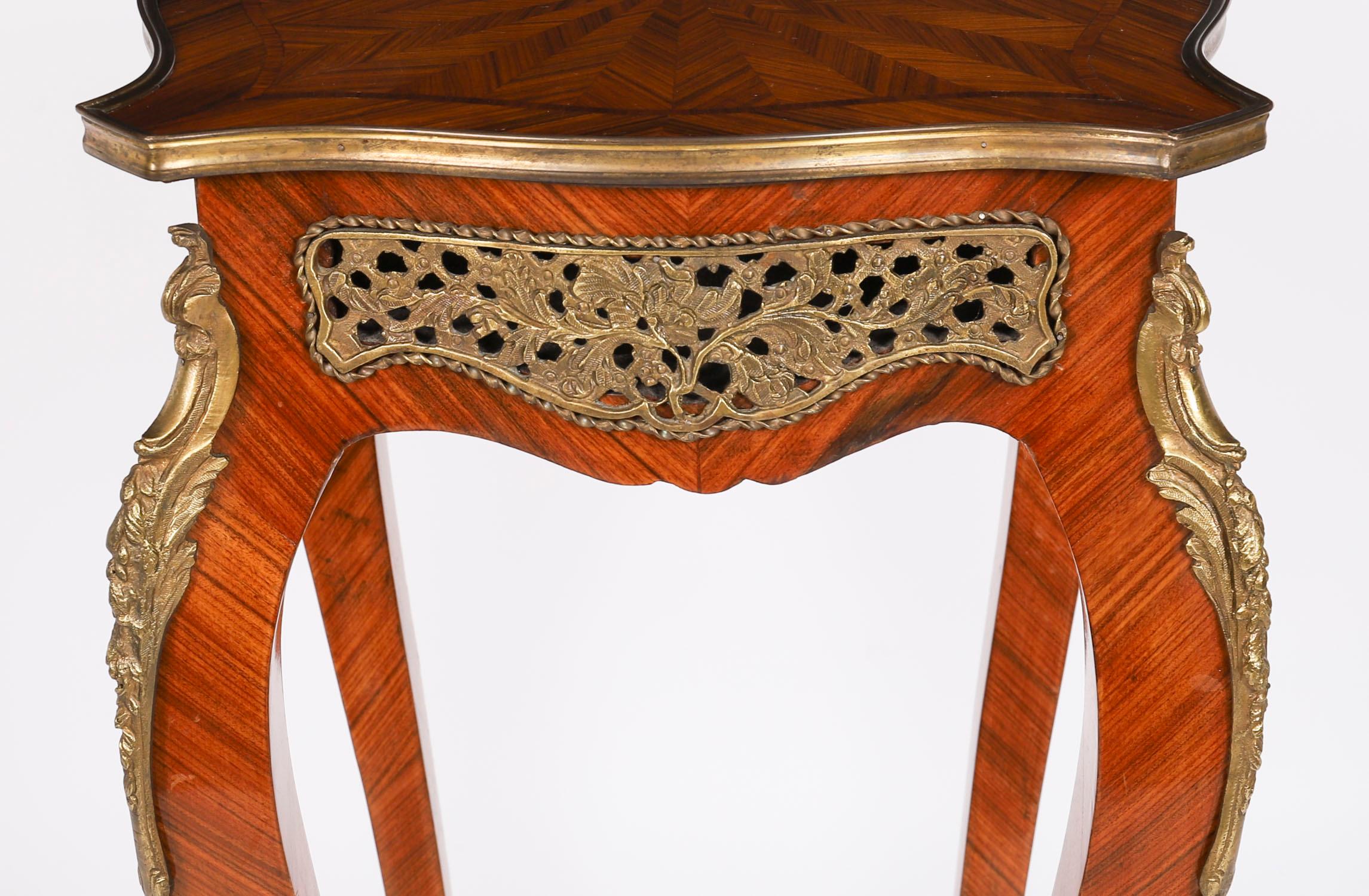 Coppia vintage di tavolini da salotto con montatura in ormolu francesi del XX secolo in vendita 1