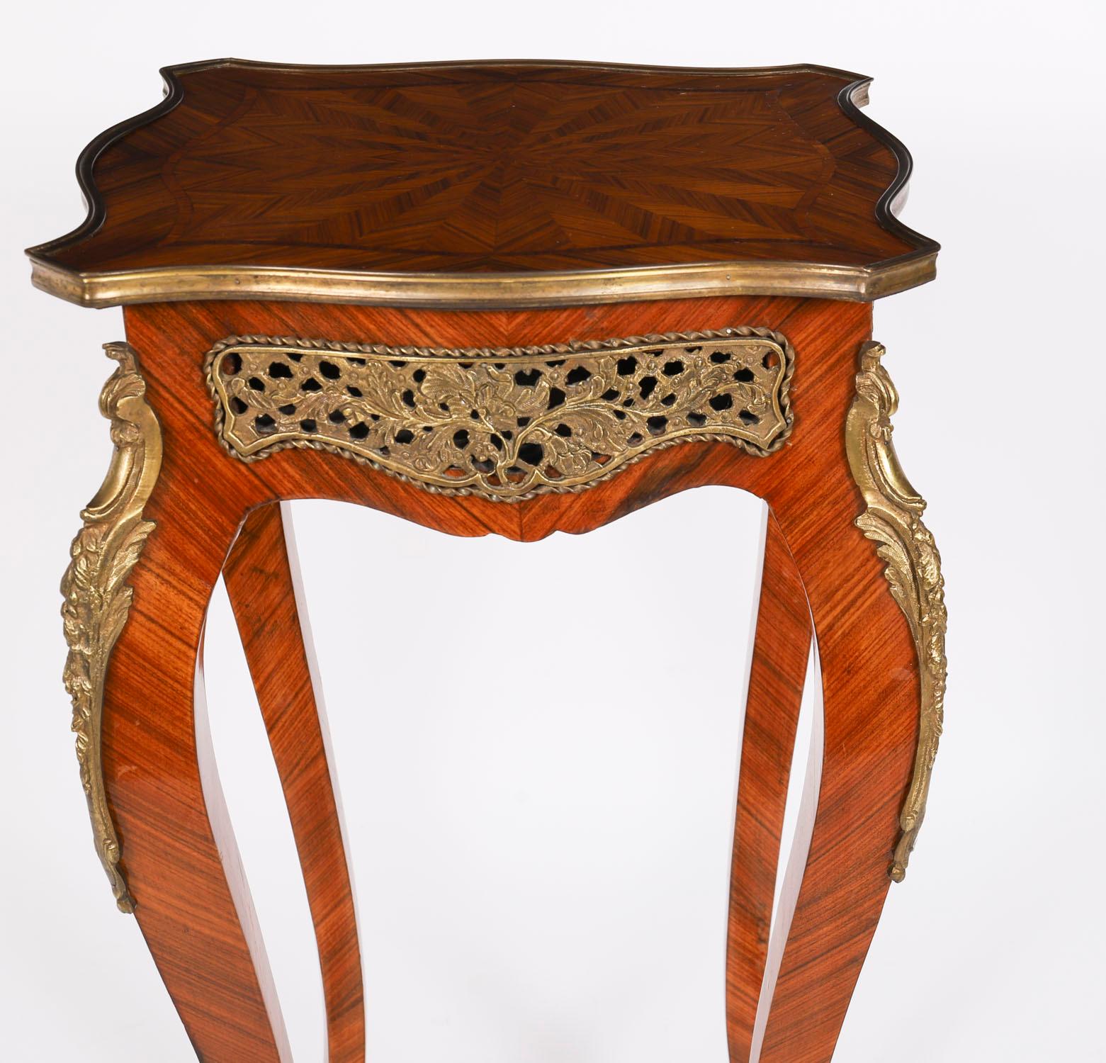 Coppia vintage di tavolini da salotto con montatura in ormolu francesi del XX secolo in vendita 2