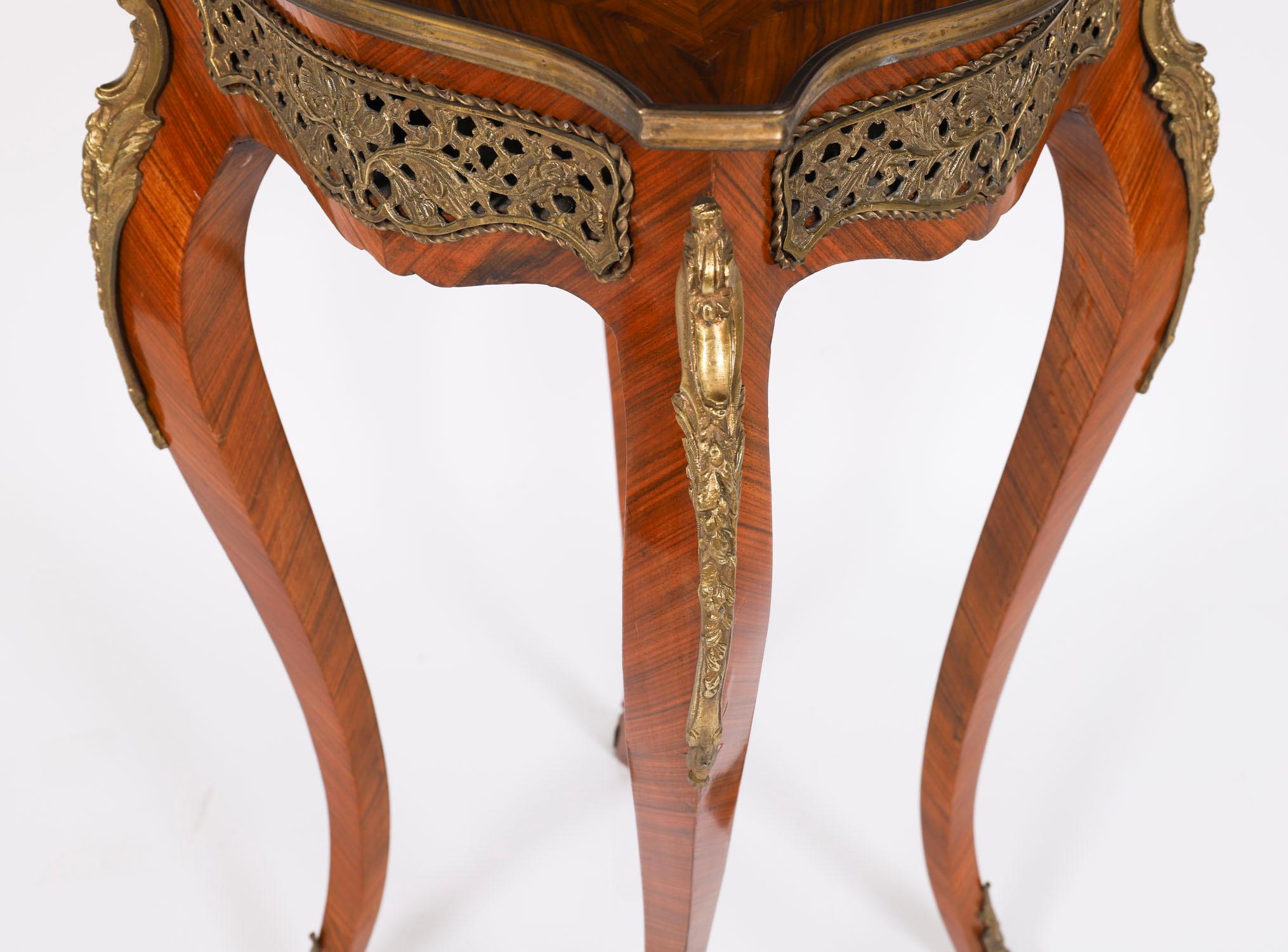 Coppia vintage di tavolini da salotto con montatura in ormolu francesi del XX secolo in vendita 3