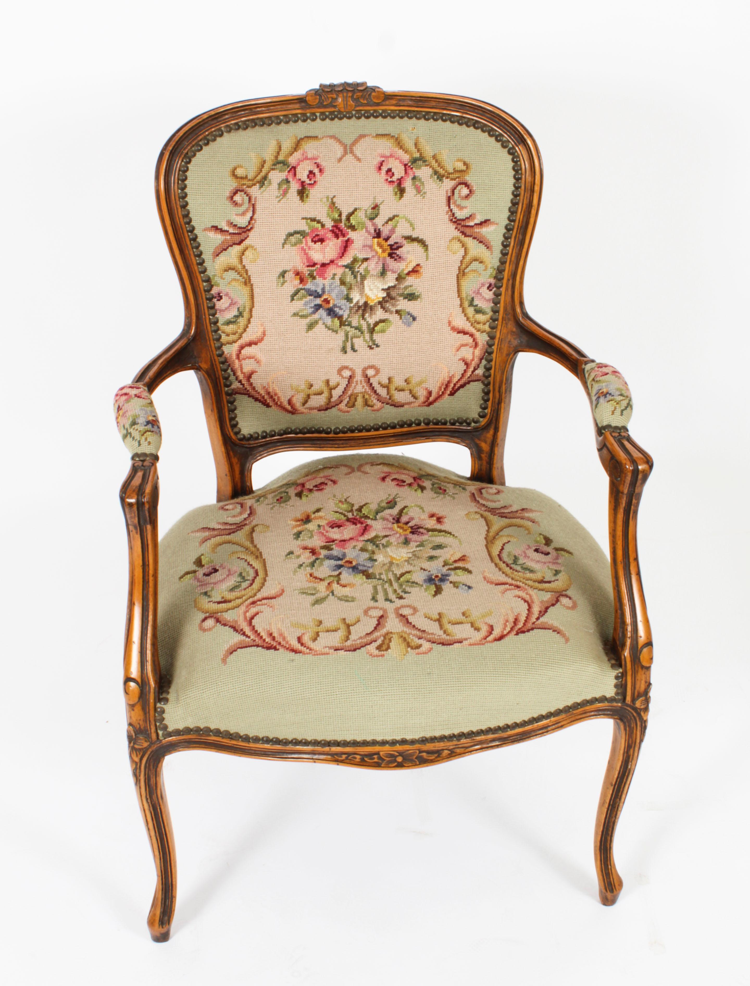 Dies ist eine fantastische Vintage Paar Französisch Louis Revival Nussbaum Sessel,  aus der Mitte des 20. Jahrhunderts.
 
Jeder Stuhl hat eine ovale, gepolsterte Rückenlehne, einen gepolsterten Sitz und gepolsterte Armlehnen, die auf Cabriole-Beinen