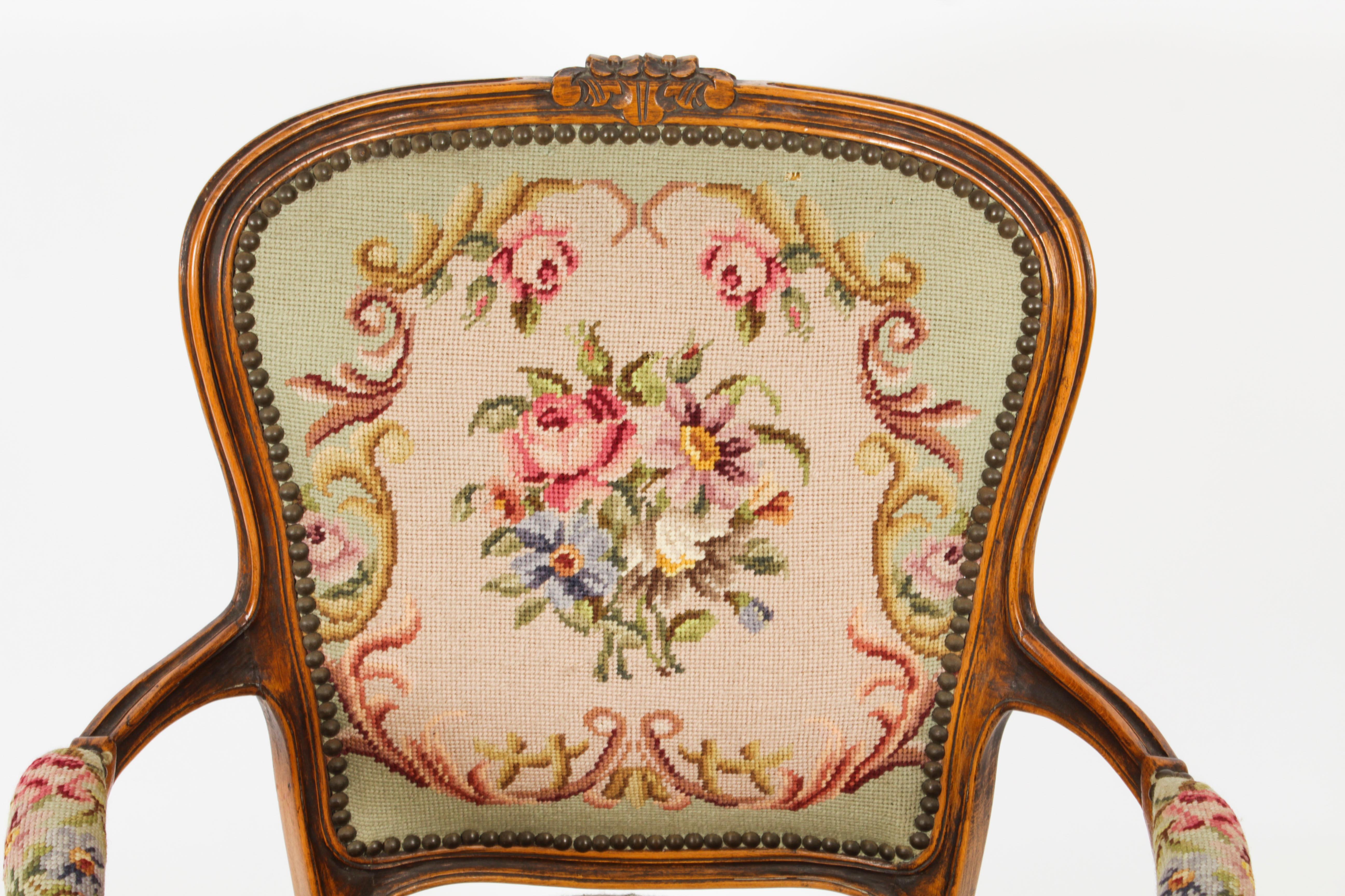 Noyer Paire de fauteuils français Louis XV Revive, milieu du 20e siècle
