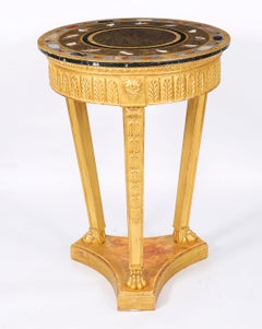 Paire de tables d'appoint en bois doré et marbre, milieu du 20e siècle