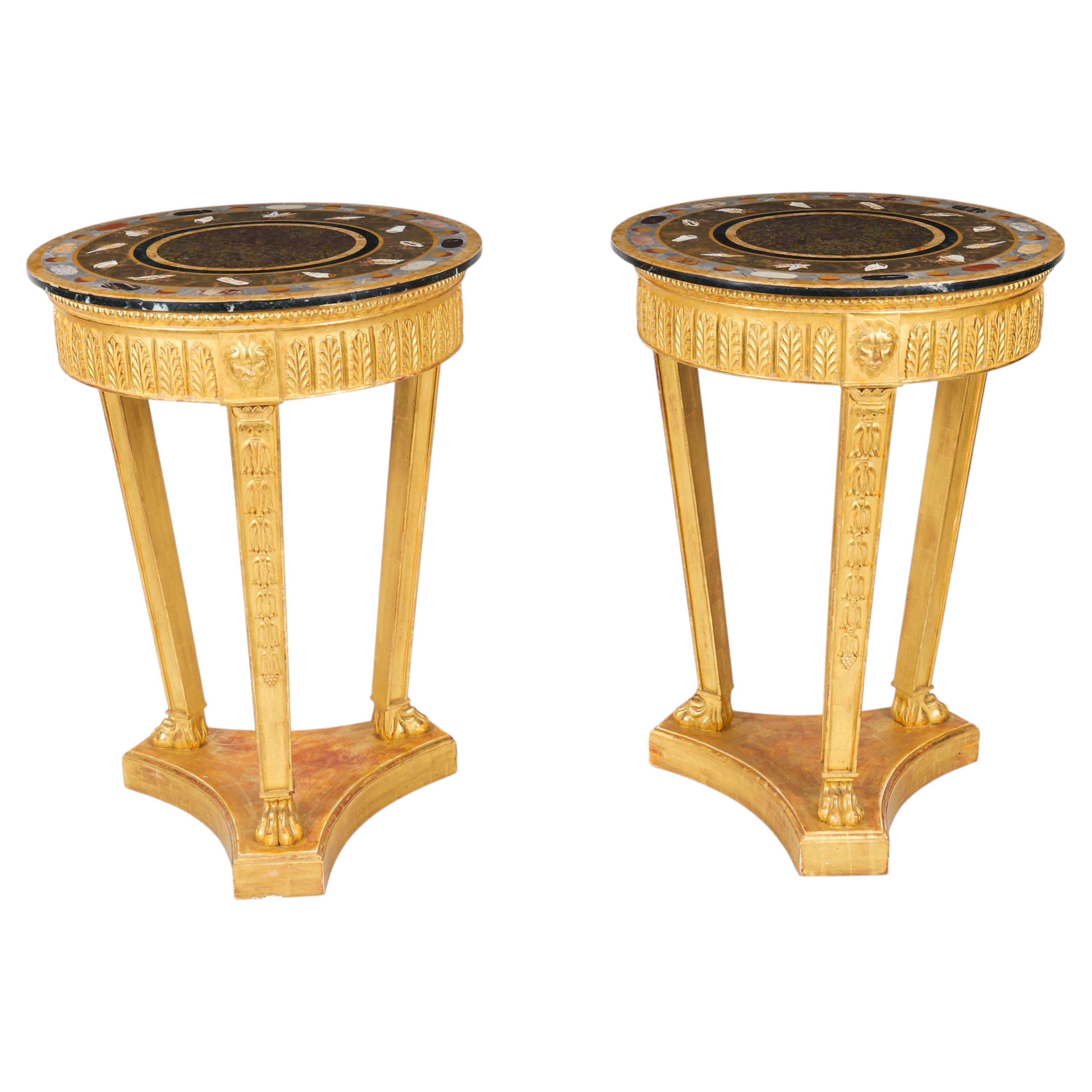 Paire de tables d'appoint en bois doré et marbre, milieu du 20e siècle en vente