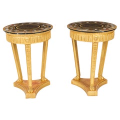 Paire de tables d'appoint en bois doré et marbre, milieu du 20e siècle