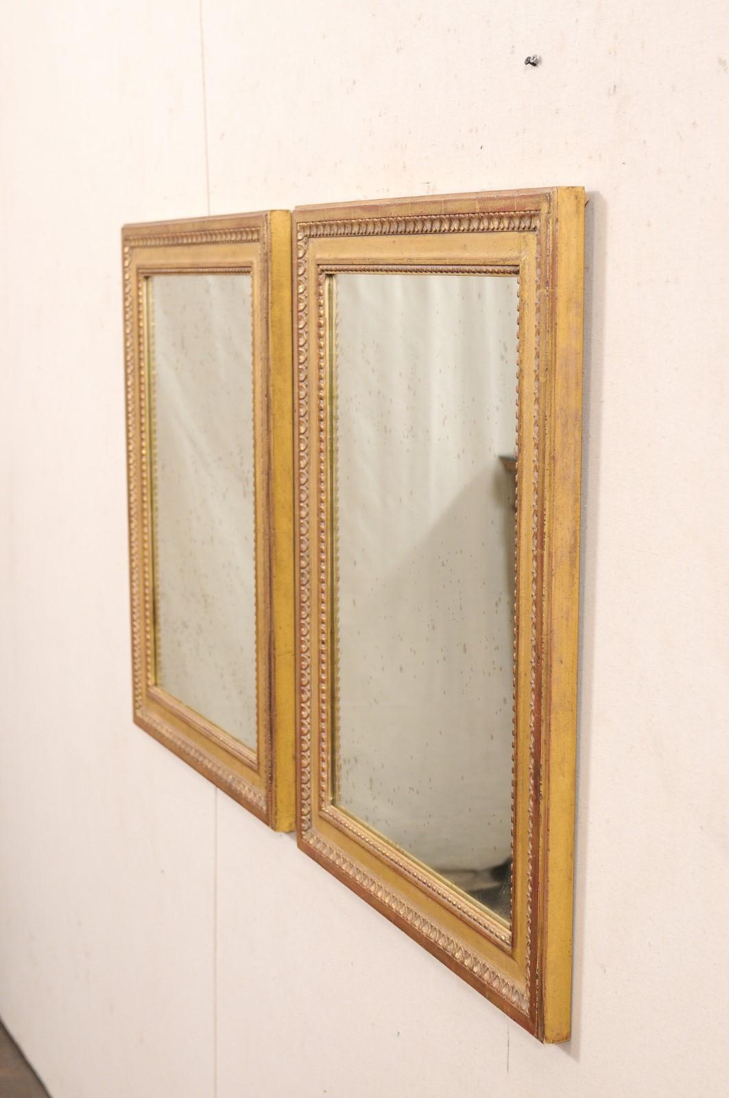 Paire de miroirs d'appoint dorés avec bordure en ébène, 2 pieds de large x 2,5 pieds de haut Bon état - En vente à Atlanta, GA