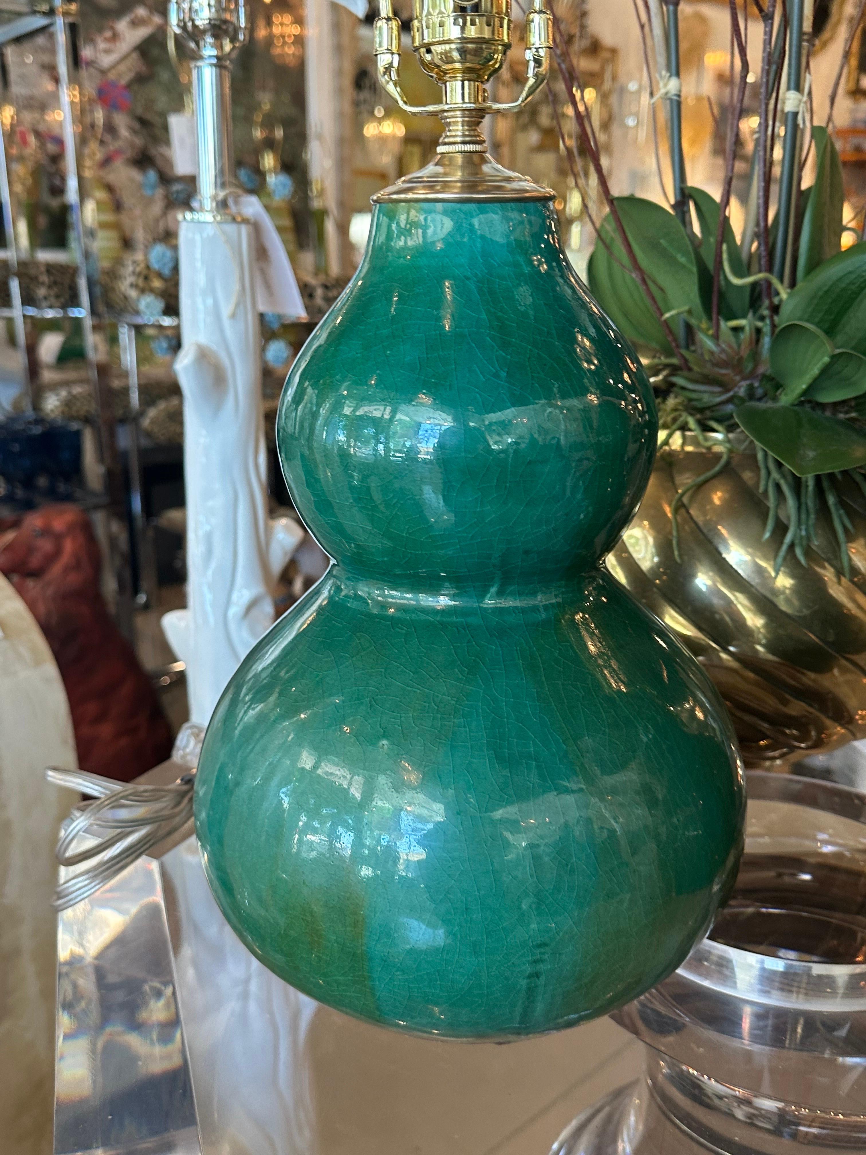 Paire de lampes de bureau vintage en porcelaine à glaçure craquelée verte gourde verte nouvellement câblée en laiton en vente 3