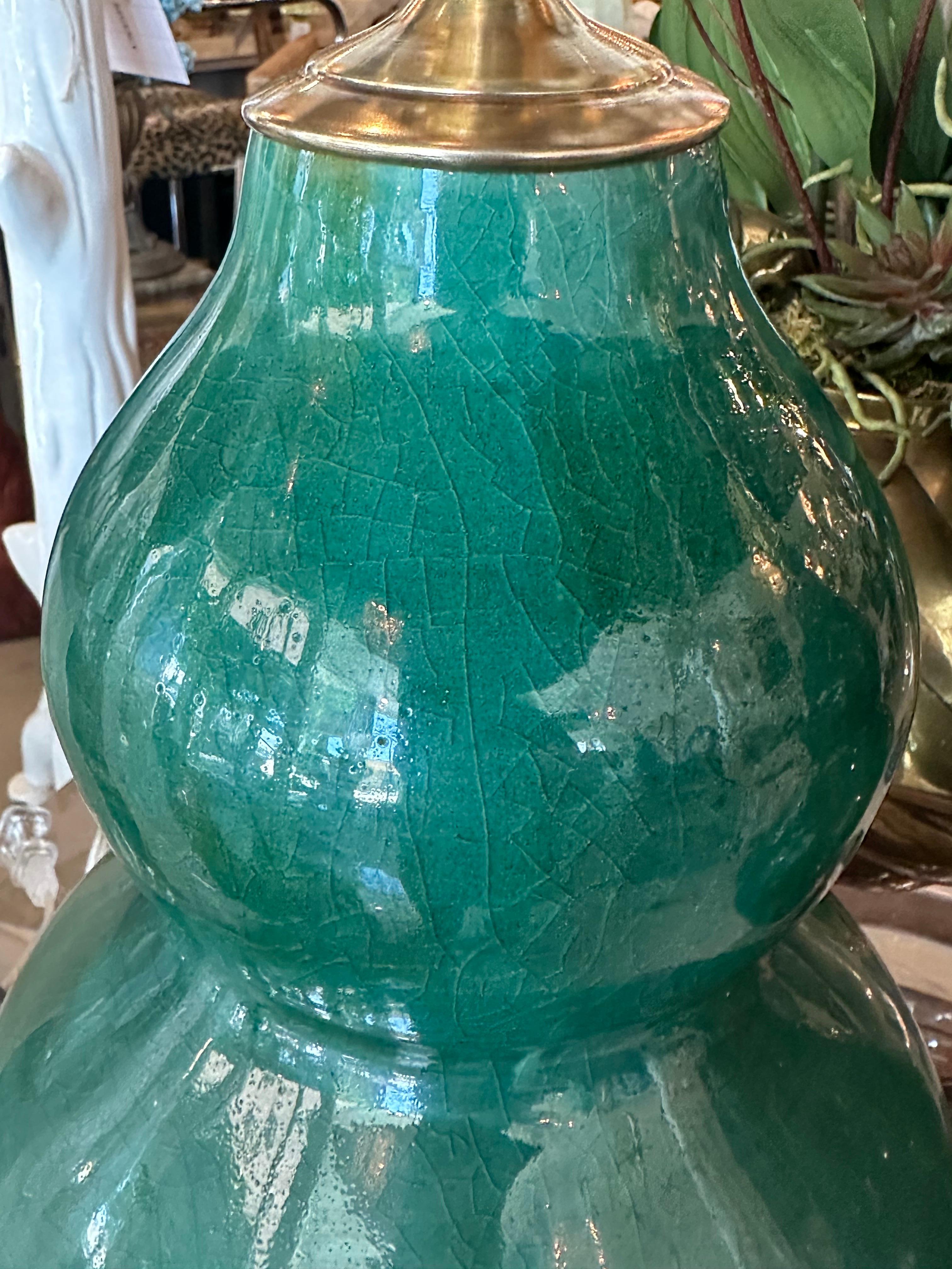 Paire de lampes de bureau vintage en porcelaine à glaçure craquelée verte gourde verte nouvellement câblée en laiton en vente 4
