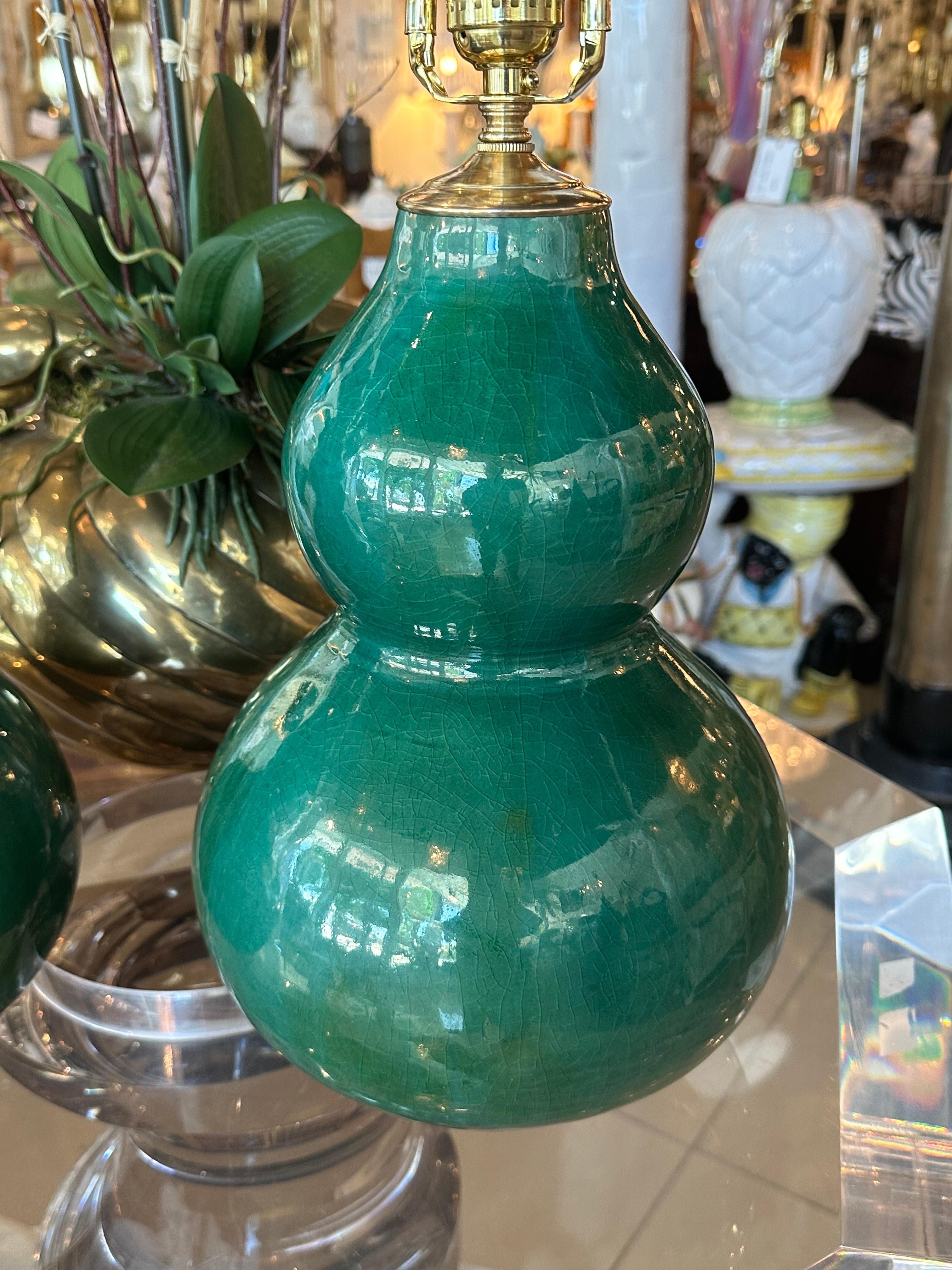 Paire de lampes de bureau vintage en porcelaine à glaçure craquelée verte gourde verte nouvellement câblée en laiton en vente 5
