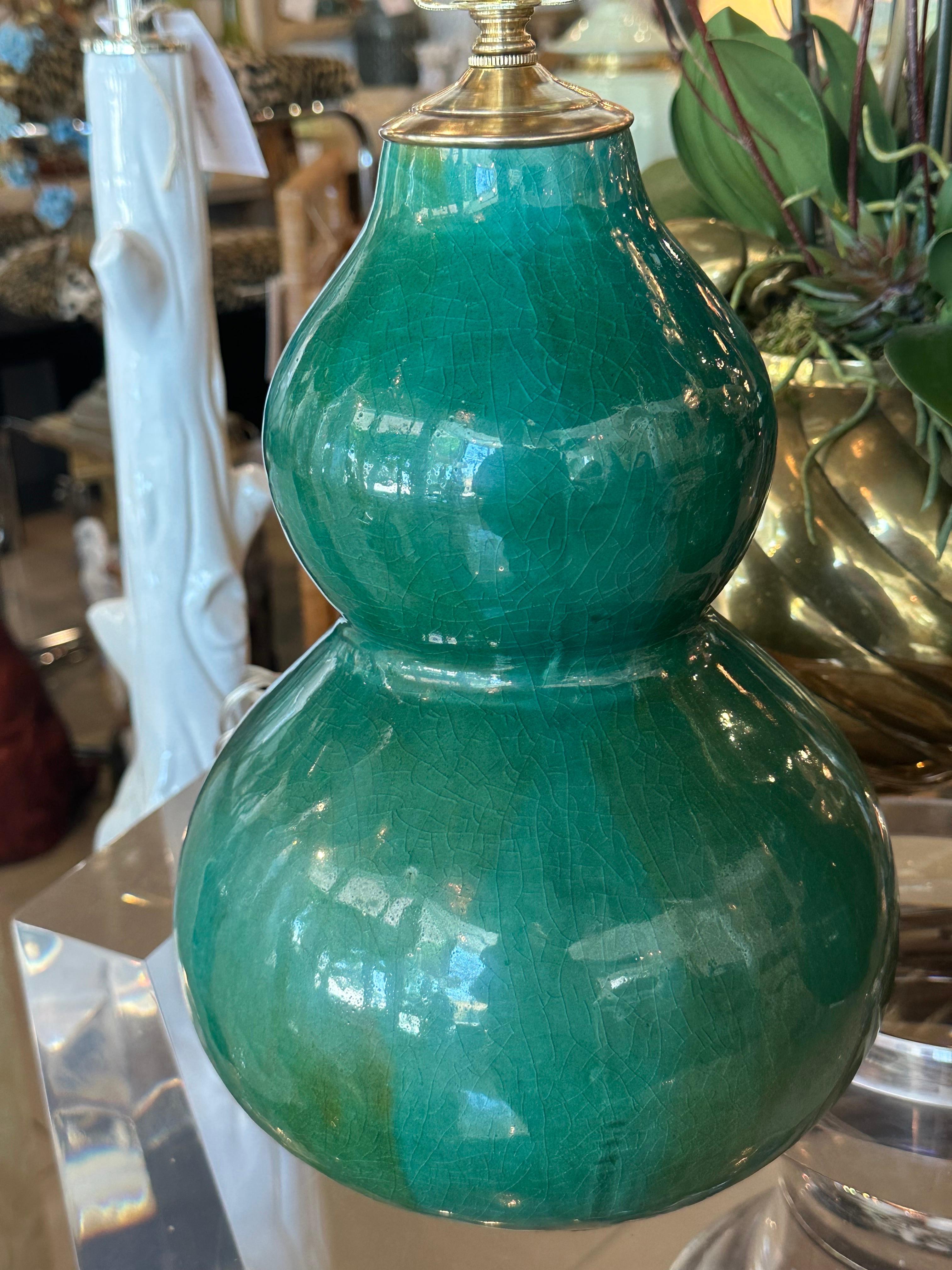 Paire de lampes de bureau vintage en porcelaine à glaçure craquelée verte gourde verte nouvellement câblée en laiton en vente 6