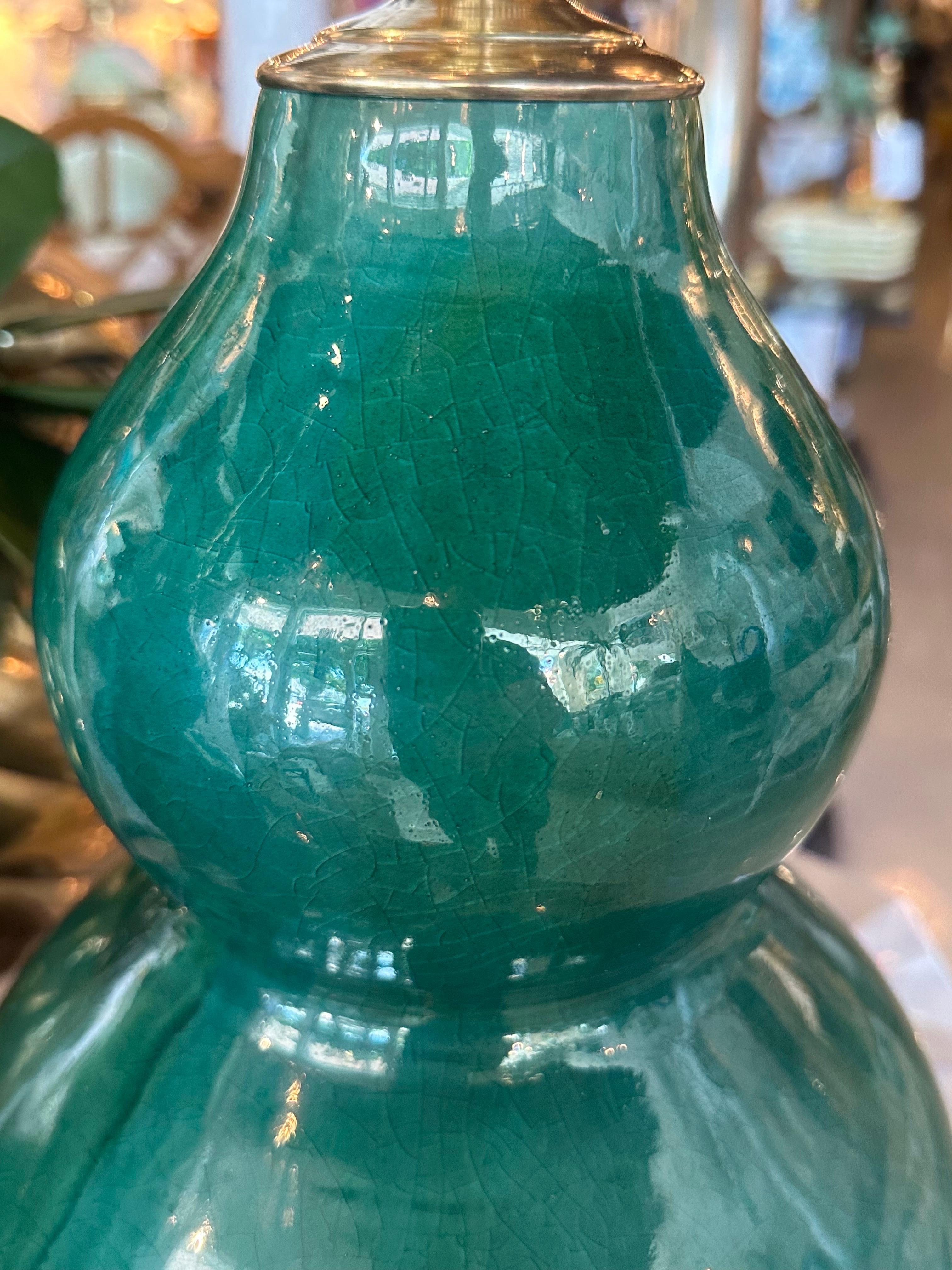 Paire de lampes de bureau vintage en porcelaine à glaçure craquelée verte gourde verte nouvellement câblée en laiton en vente 8