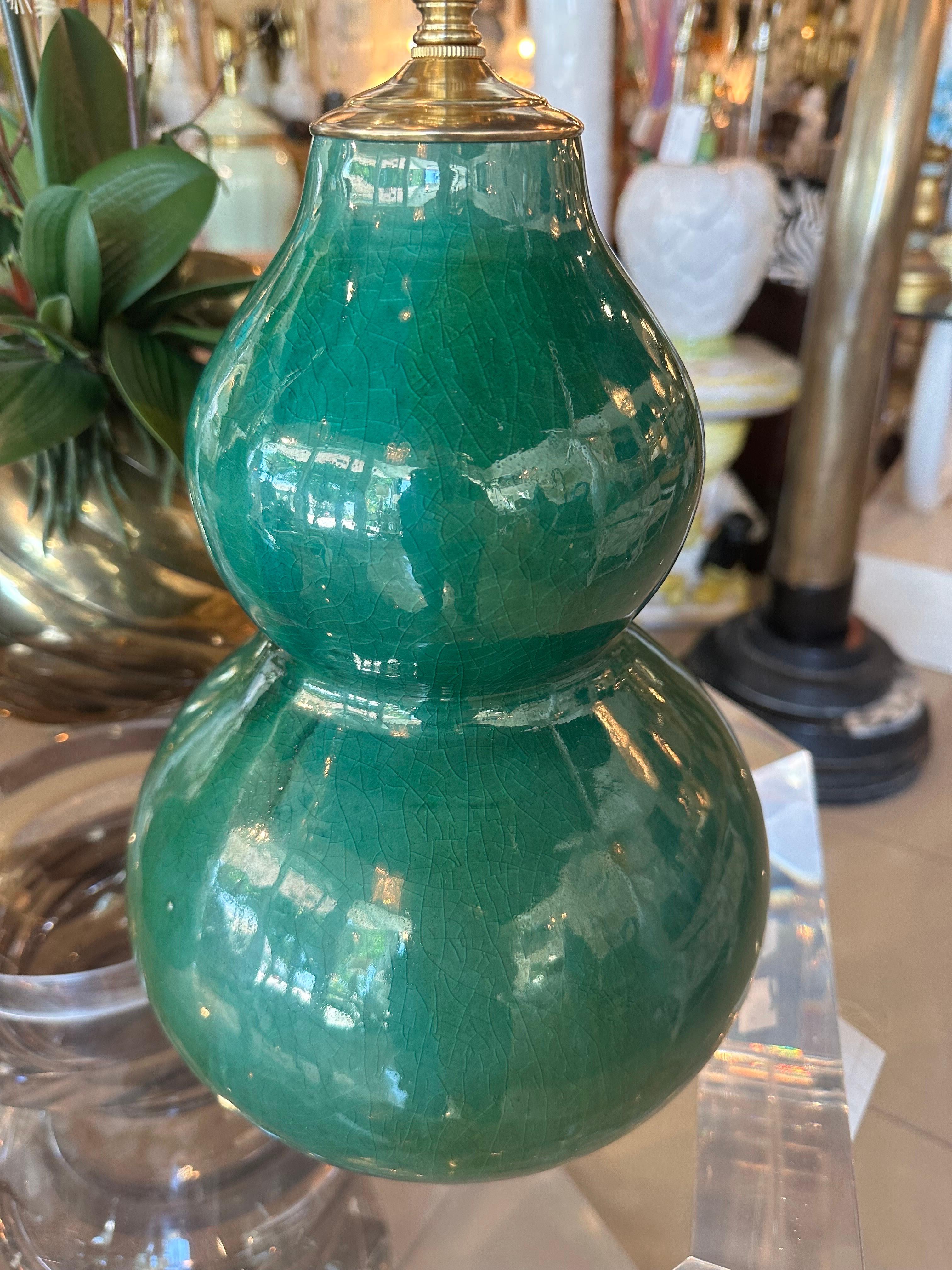 Paire de lampes de bureau vintage en porcelaine à glaçure craquelée verte gourde verte nouvellement câblée en laiton en vente 9