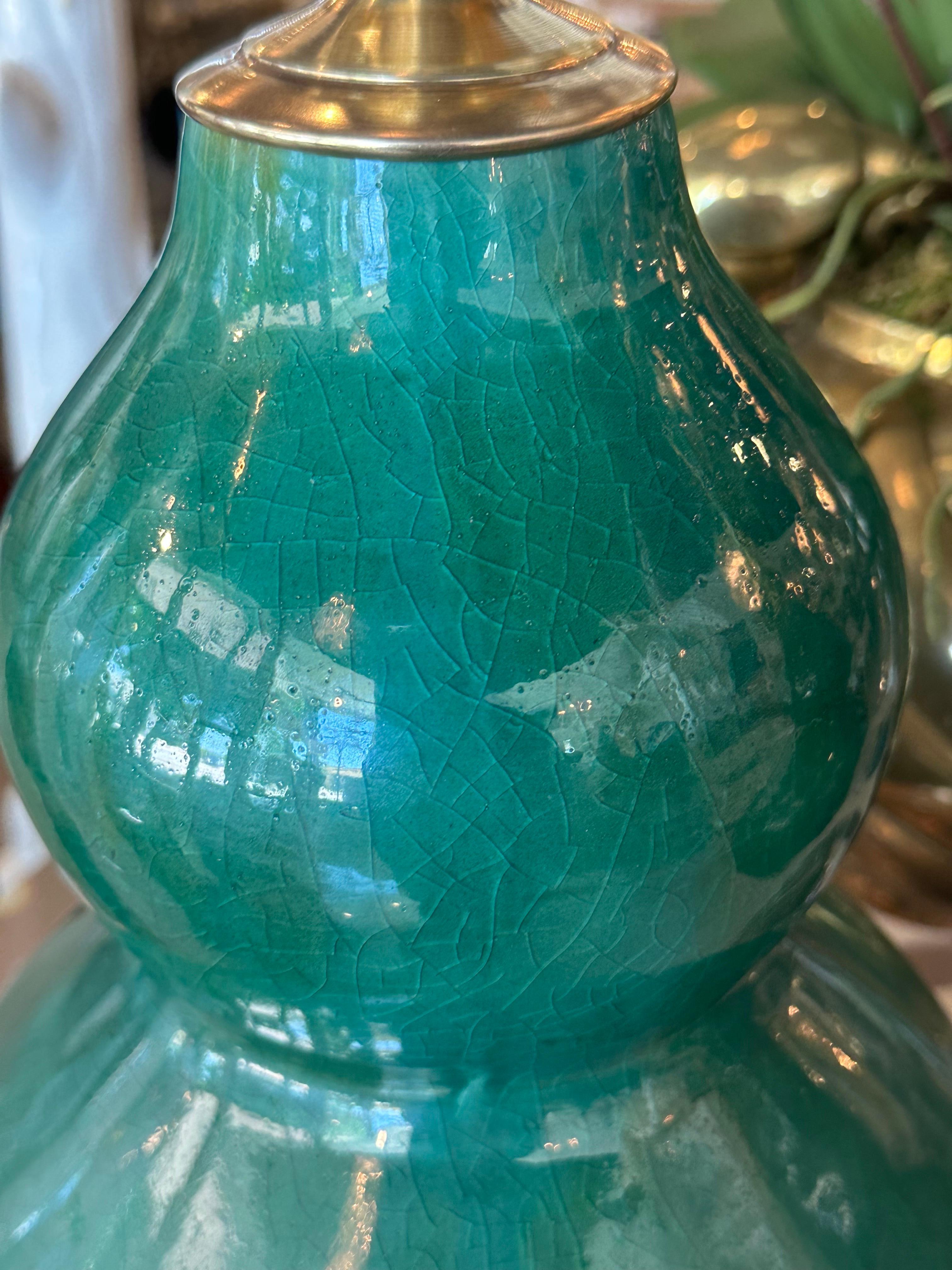 Paire de lampes de bureau vintage en porcelaine à glaçure craquelée verte gourde verte nouvellement câblée en laiton en vente 10