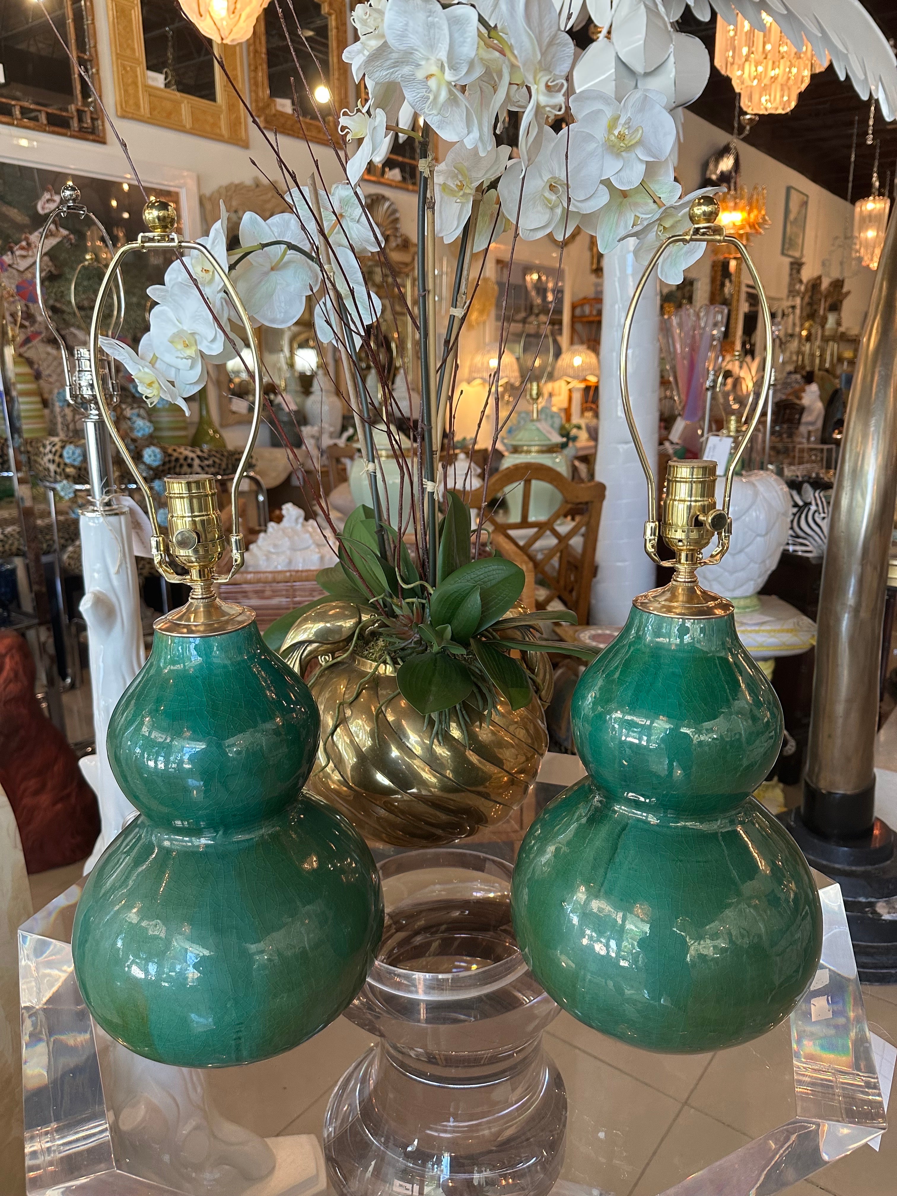 Vintage paire d'étonnantes lampes de table en forme de gourde 1960 porcelaine craquelée glaçure verte. De belles nuances de vert dans l'ensemble du bâtiment. Câblage neuf, prises à 3 voies neuves, quincaillerie en laiton neuve, cordons clairs. Pas