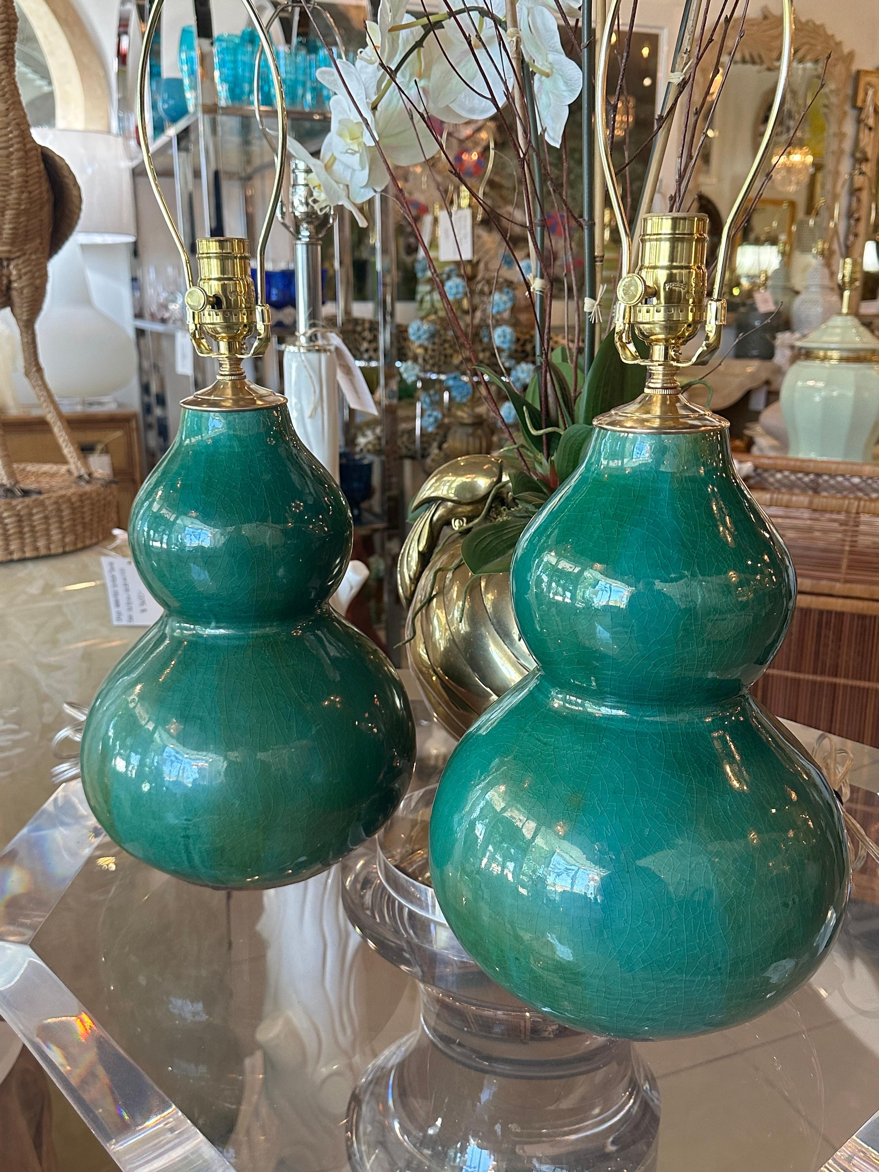 Mid-Century Modern Paire de lampes de bureau vintage en porcelaine à glaçure craquelée verte gourde verte nouvellement câblée en laiton en vente
