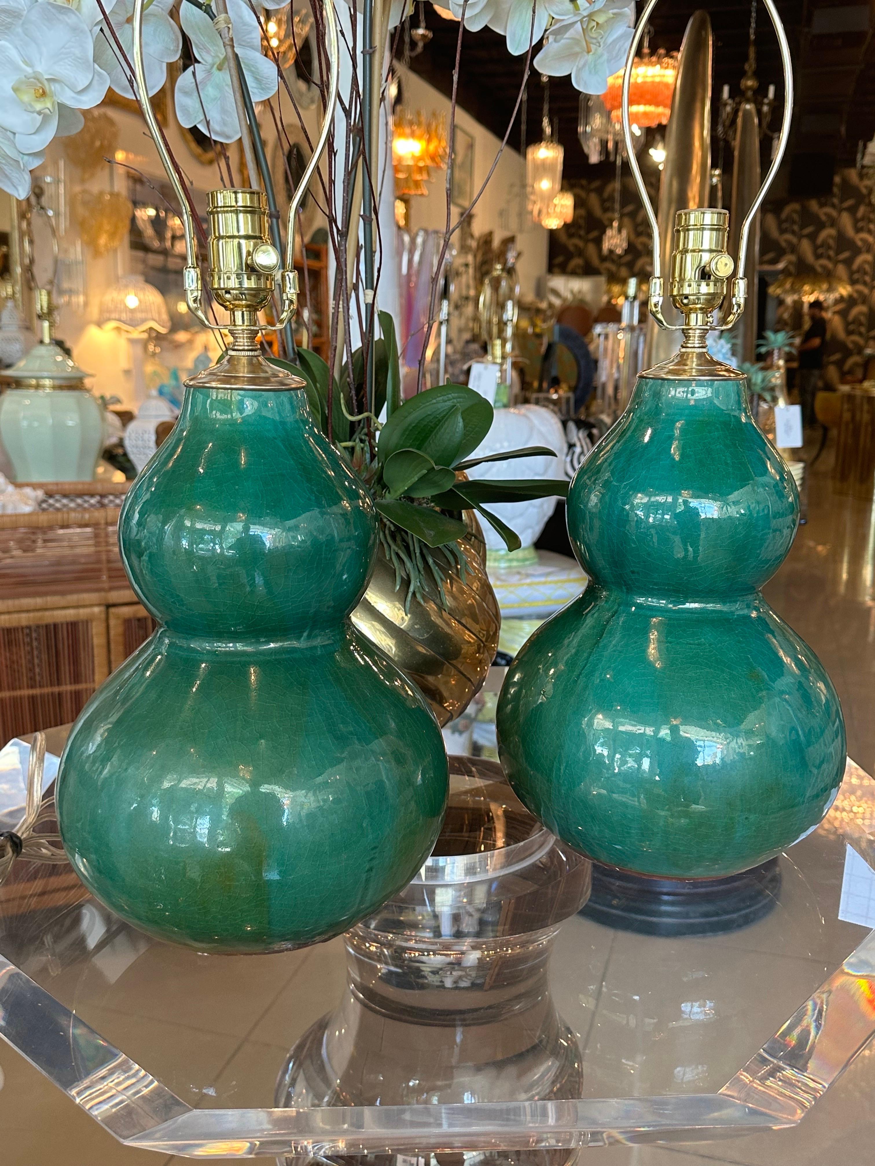 Américain Paire de lampes de bureau vintage en porcelaine à glaçure craquelée verte gourde verte nouvellement câblée en laiton en vente