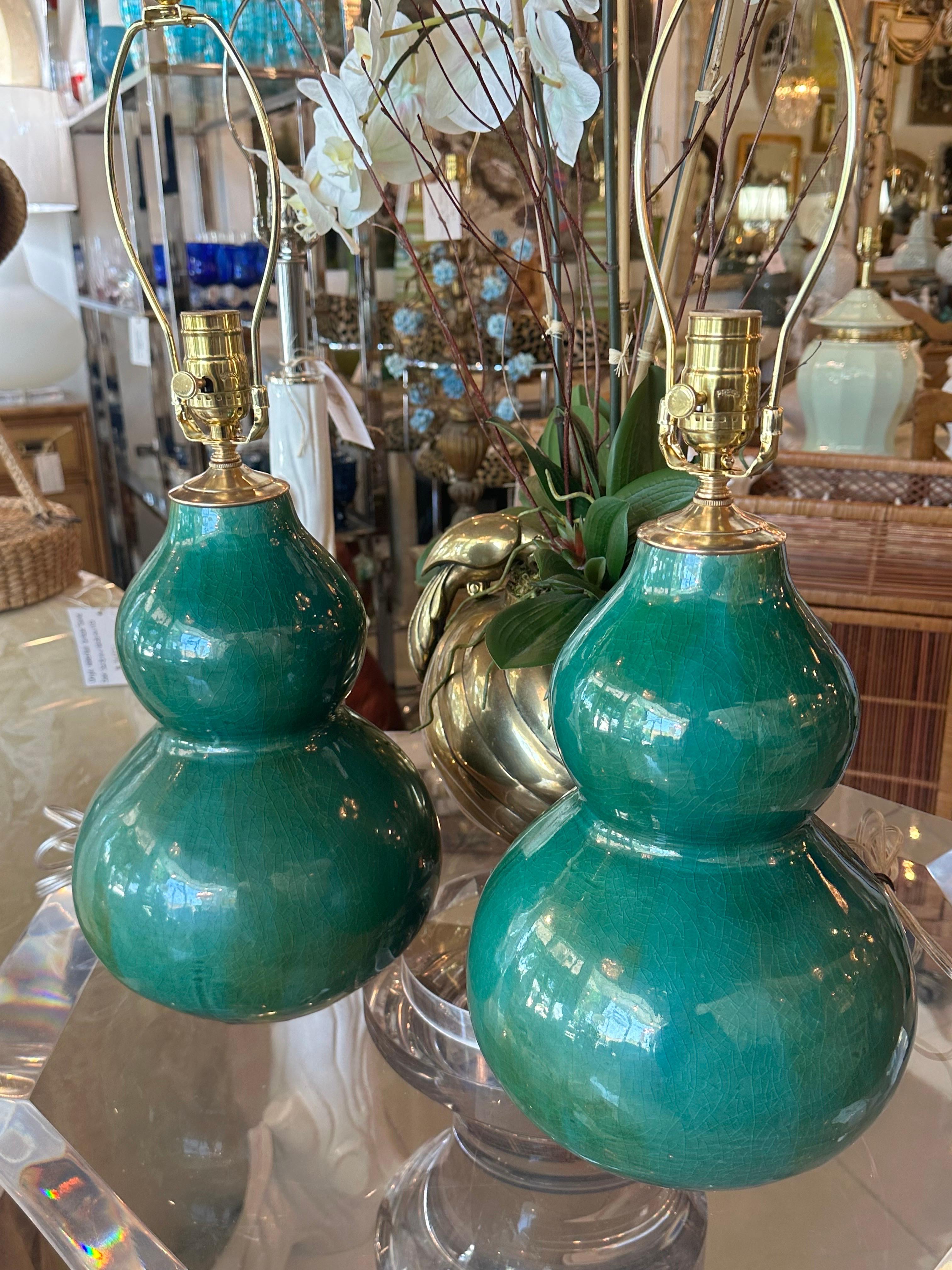 Paire de lampes de bureau vintage en porcelaine à glaçure craquelée verte gourde verte nouvellement câblée en laiton Bon état - En vente à West Palm Beach, FL