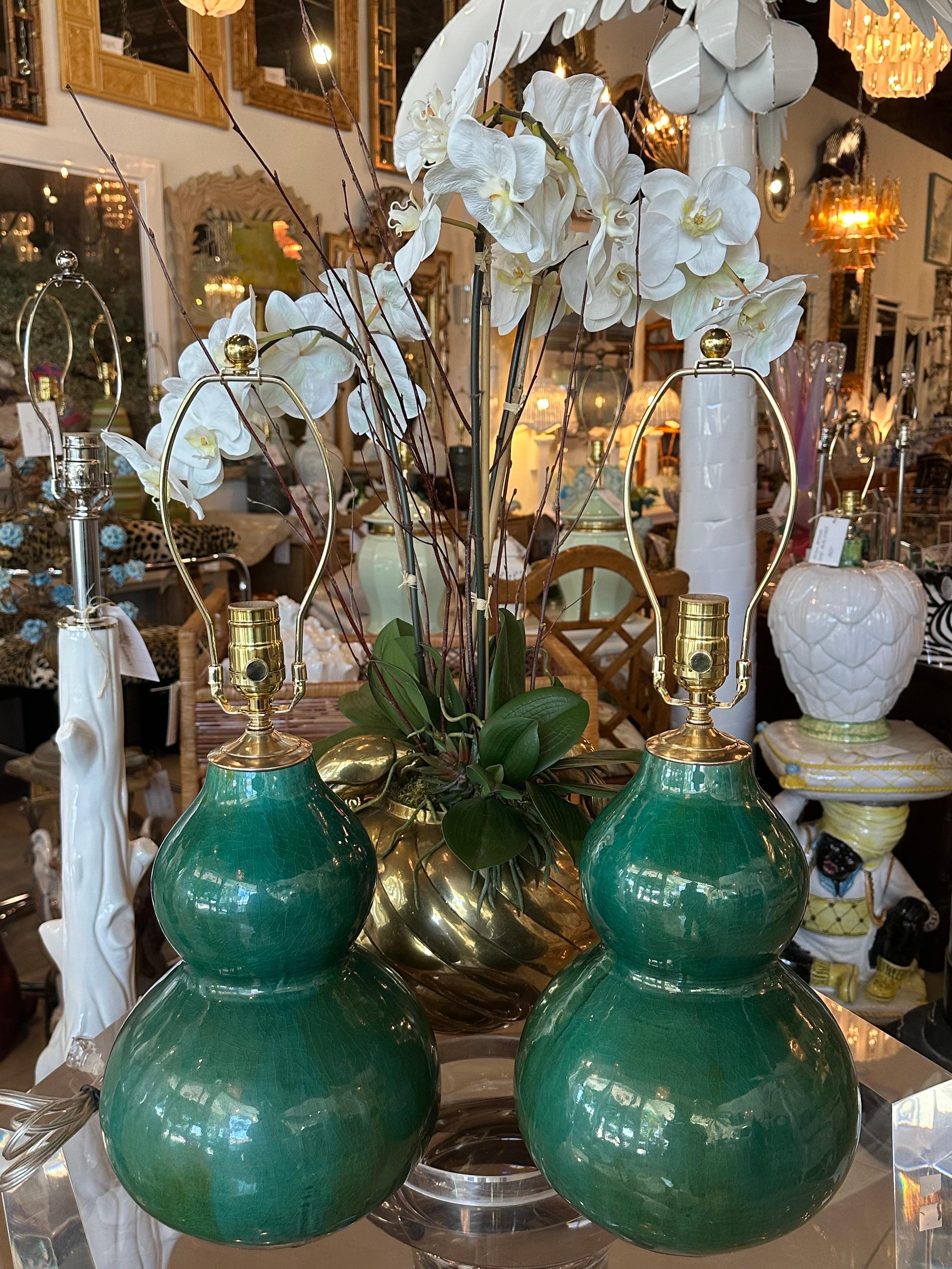 Milieu du XXe siècle Paire de lampes de bureau vintage en porcelaine à glaçure craquelée verte gourde verte nouvellement câblée en laiton en vente