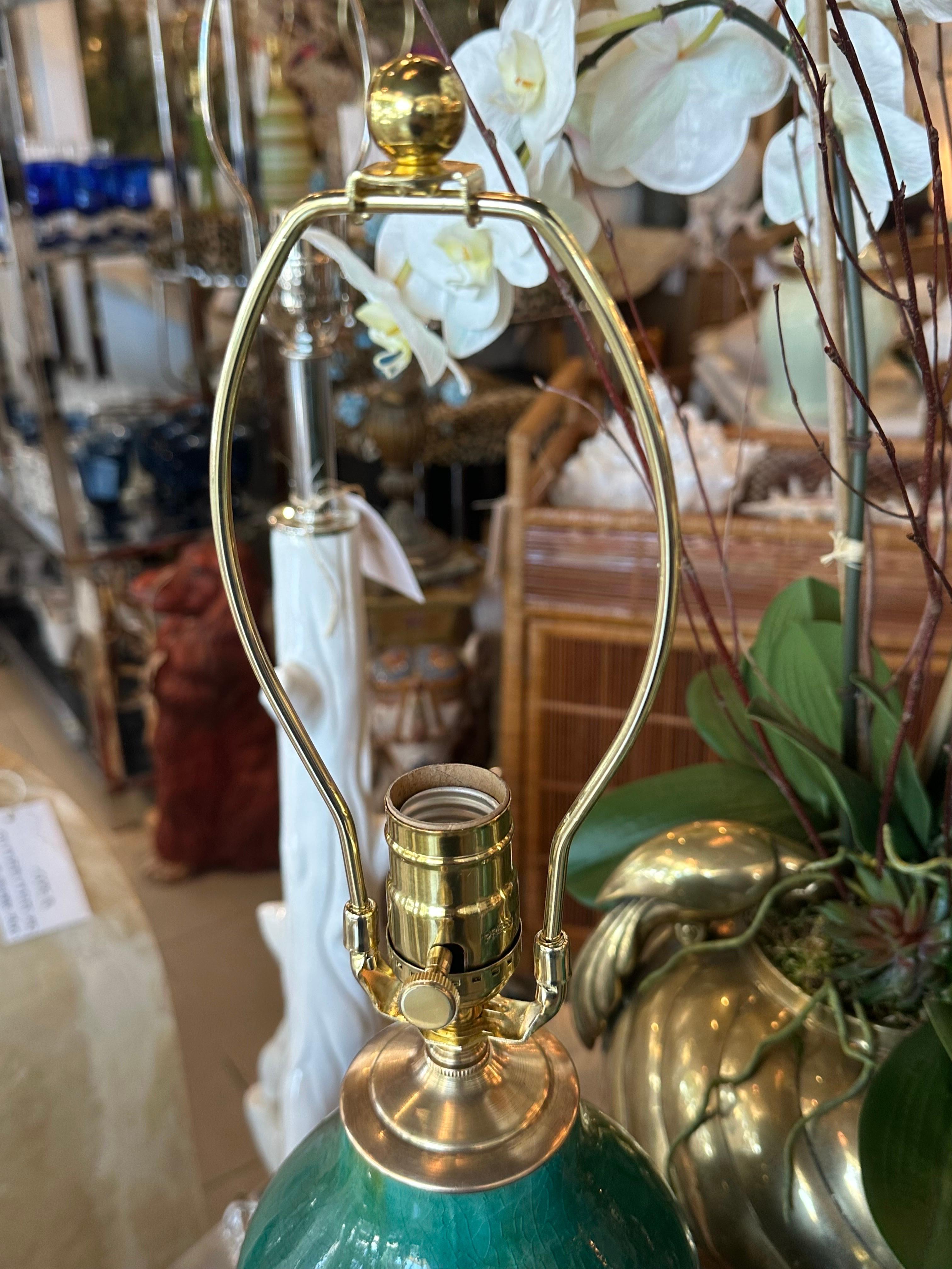 Porcelaine Paire de lampes de bureau vintage en porcelaine à glaçure craquelée verte gourde verte nouvellement câblée en laiton en vente