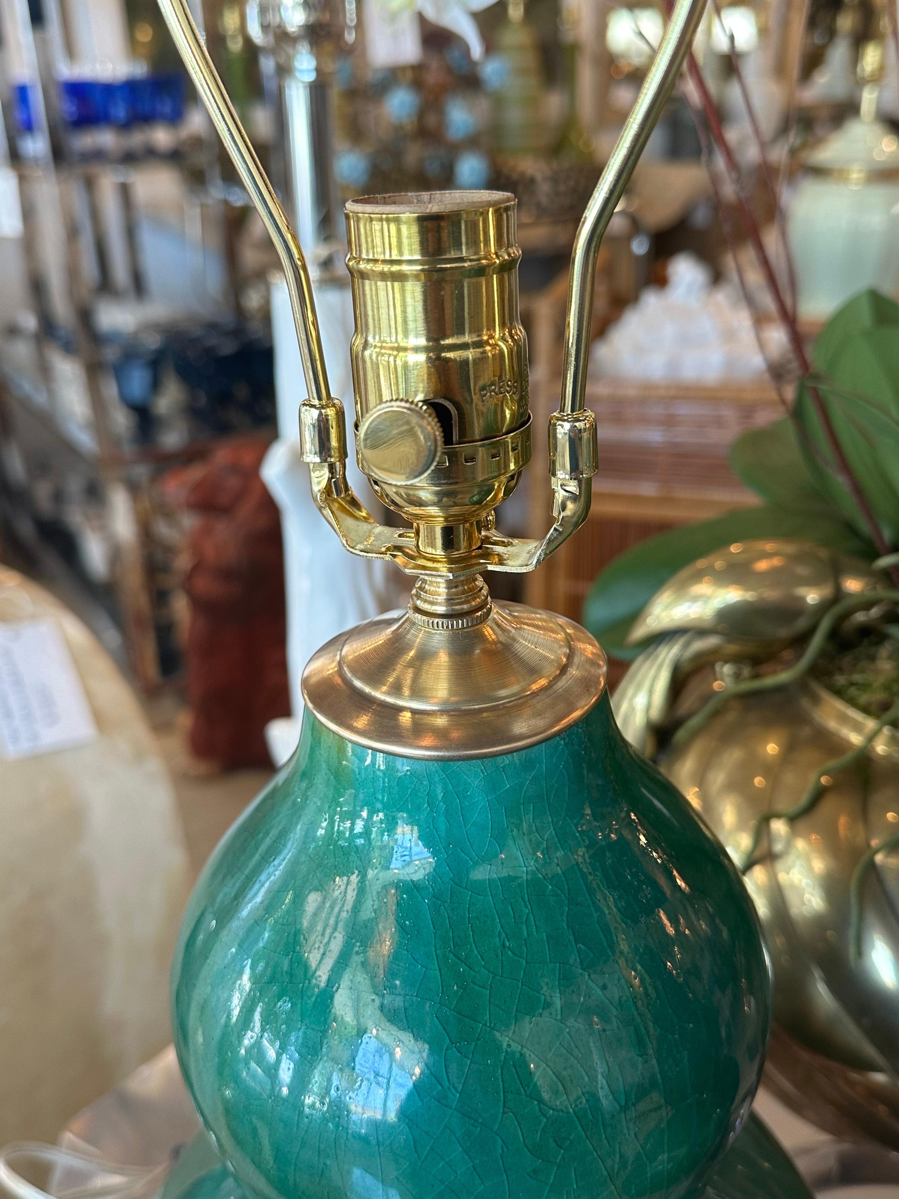 Paire de lampes de bureau vintage en porcelaine à glaçure craquelée verte gourde verte nouvellement câblée en laiton en vente 1