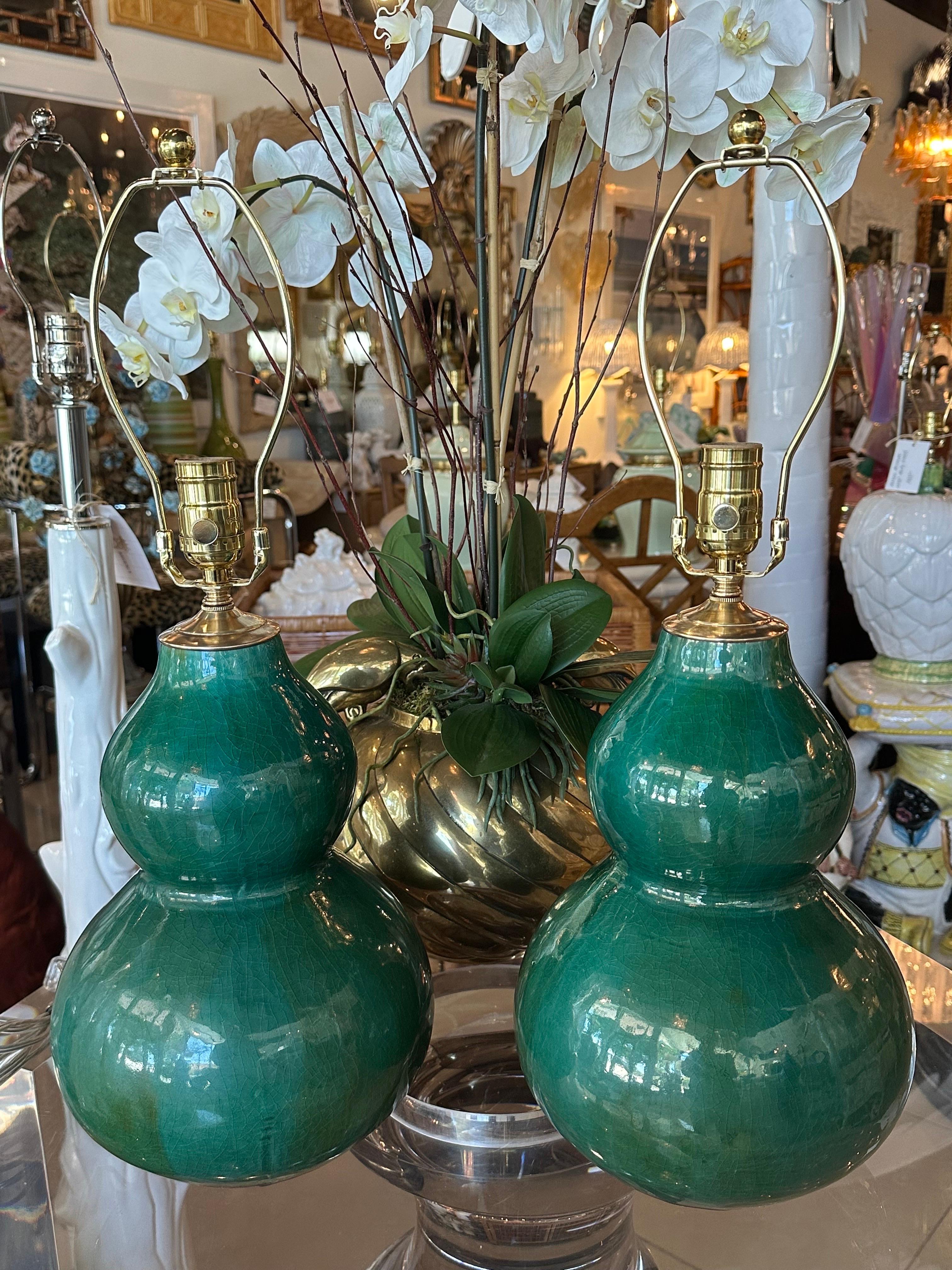 Paire de lampes de bureau vintage en porcelaine à glaçure craquelée verte gourde verte nouvellement câblée en laiton en vente 2