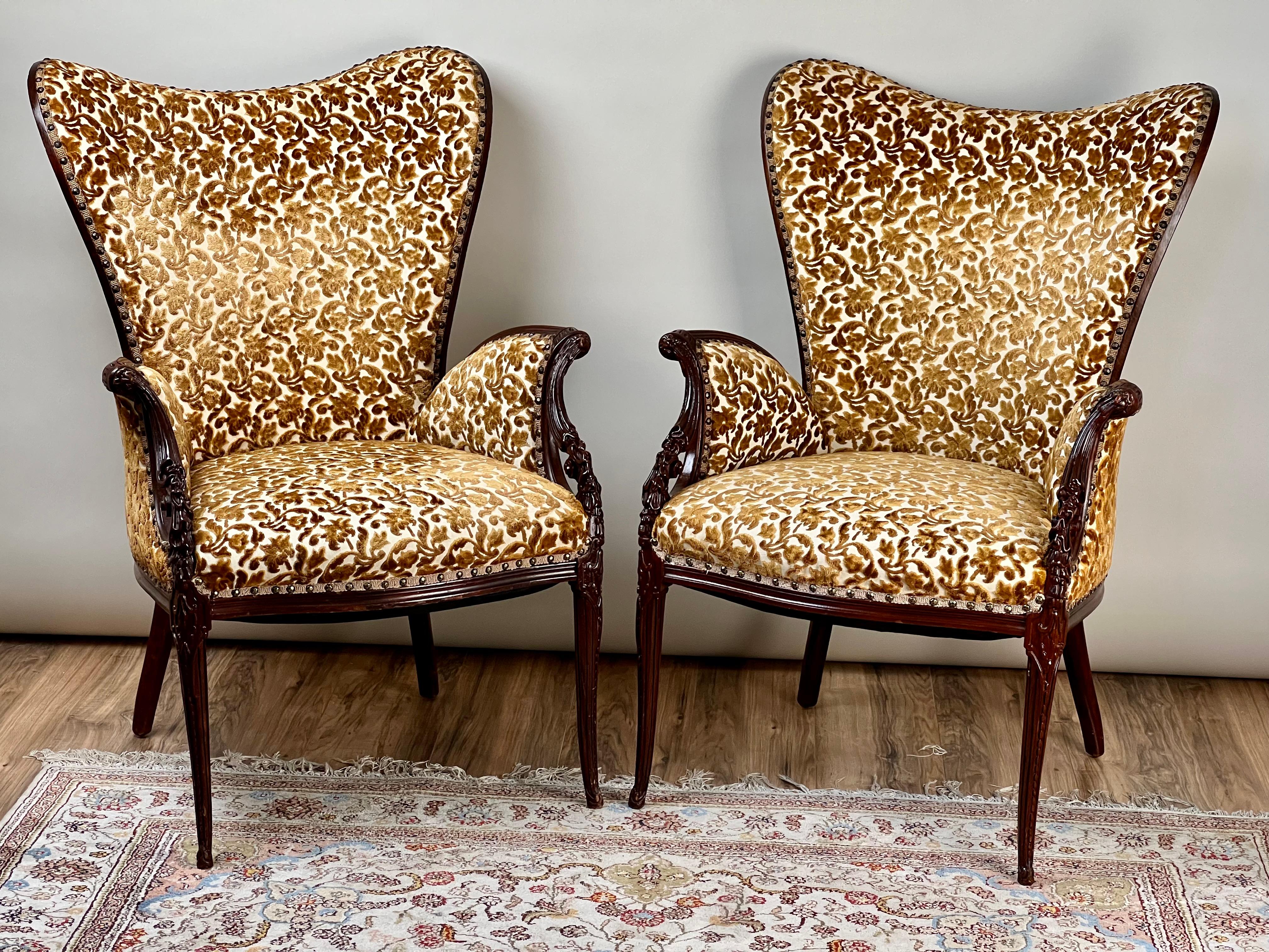 Ces fauteuils de cheminée Vintage Grosfeld House Hollywood Regency, datant d'environ 1940, sont de magnifiques exemples de mobilier de luxe américain du milieu du XXe siècle. La silhouette frappante présente des dossiers hauts qui s'incurvent de
