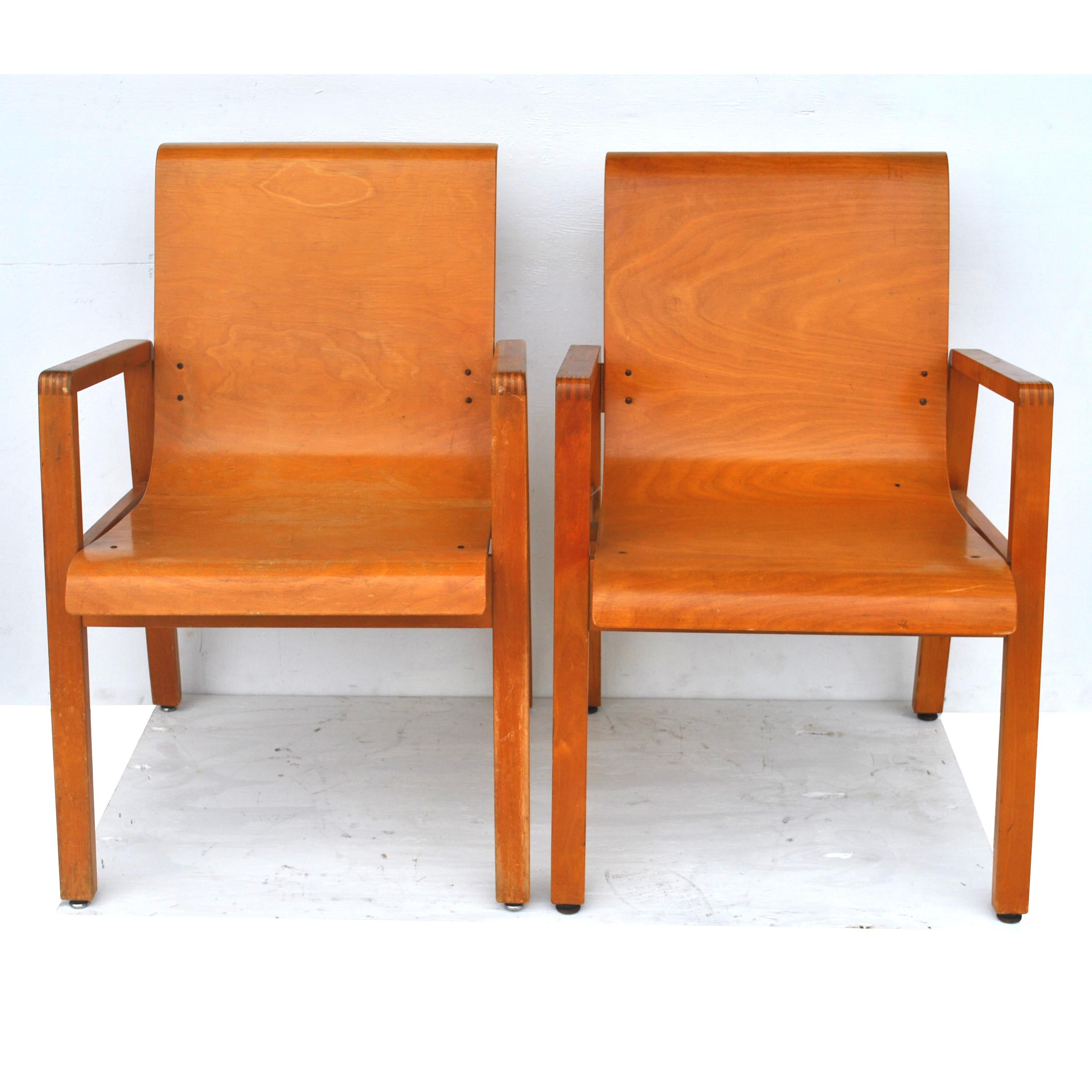 Vintage Pair of Hallway 403 Chairs by Alvar Aalto In Good Condition For Sale In Pasadena, TX