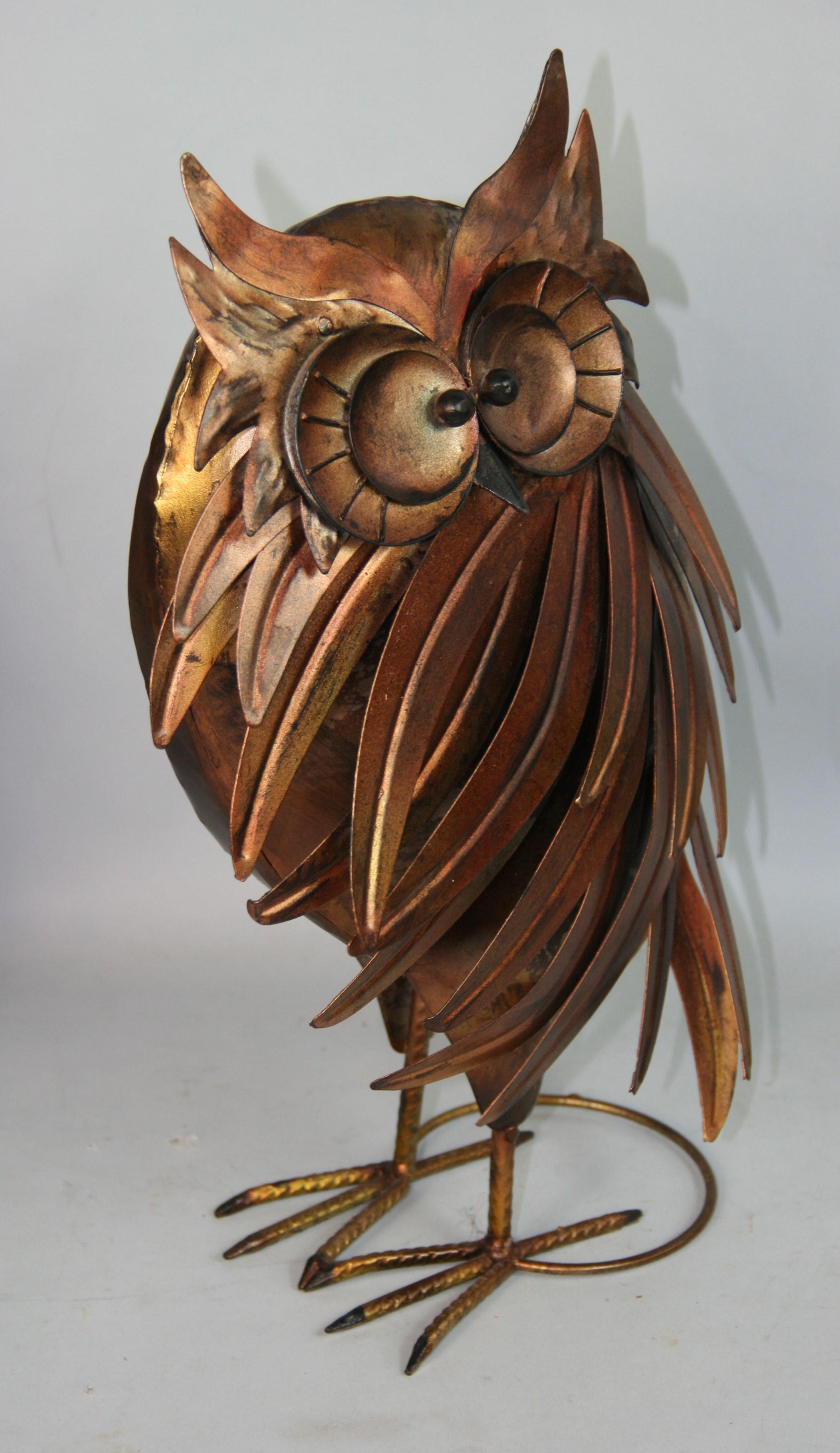 Vintage Brutalist Large Pair Hand Made and Decorated Metal Owls (paire de hiboux en métal décorés à la main) en vente 2