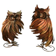 Vintage Brutalist Large Pair Hand Made and Decorated Metal Owls (paire de hiboux en métal décorés à la main)