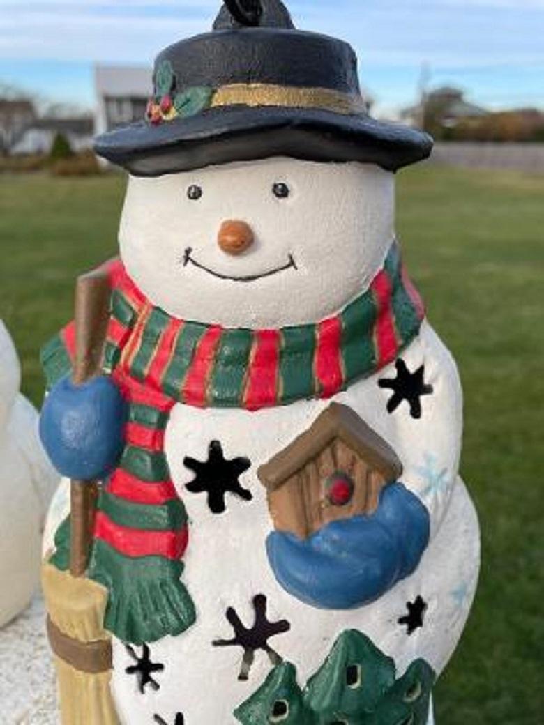 20ième siècle Paire vintage peinte à la main « Happy Snow Elves Couple »  Lanternes d'éclairage en vente