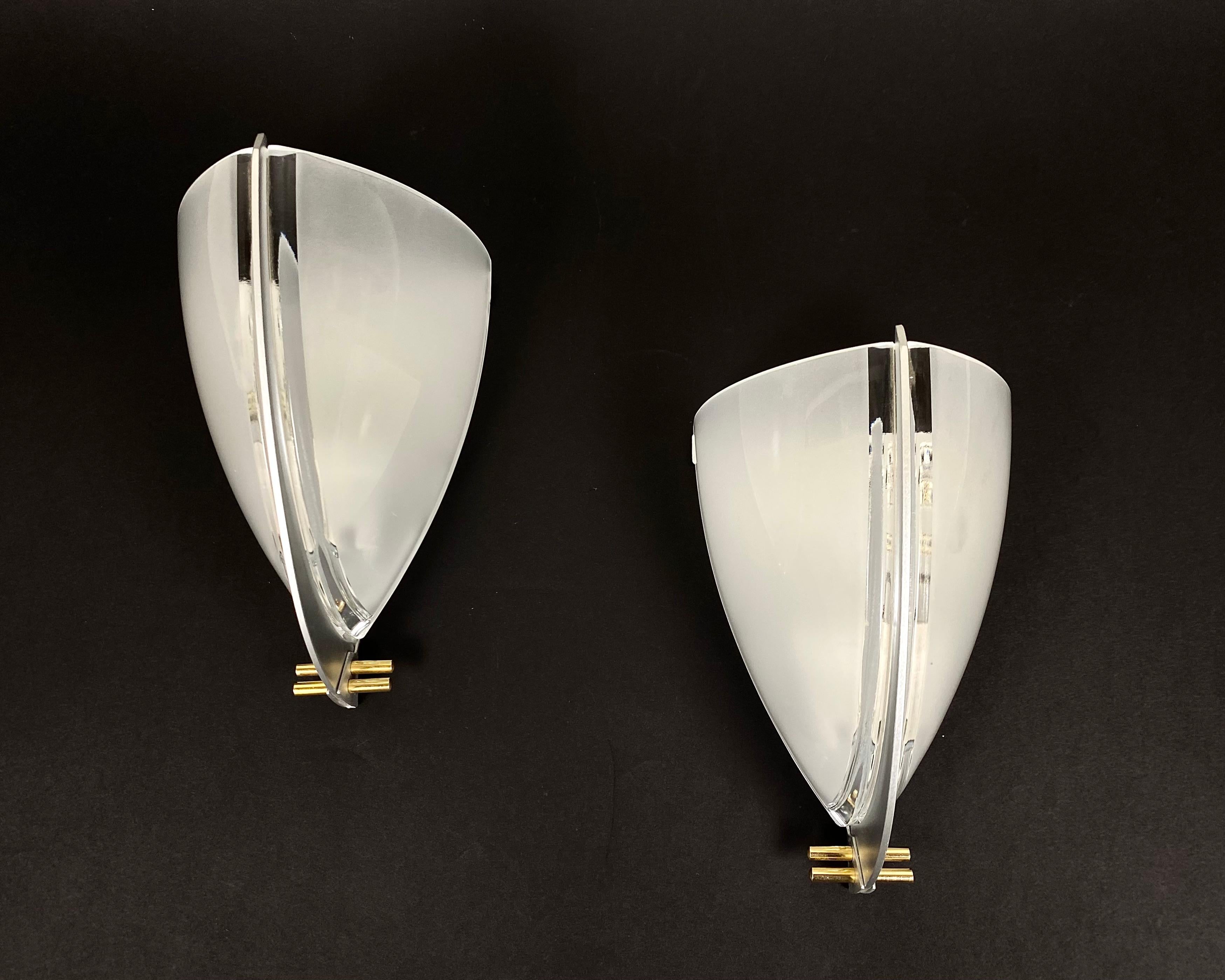 Vintage Paar VeArt Artemide Wandleuchten von Ernesto Gismondi (1931-2020), handgefertigt, Italien, 1990er Jahre

Wunderschöne Wandleuchten aus mundgeblasenem Murano-Glas, Modell Vesta, entworfen von Guismondi, dem Gründer der italienischen
