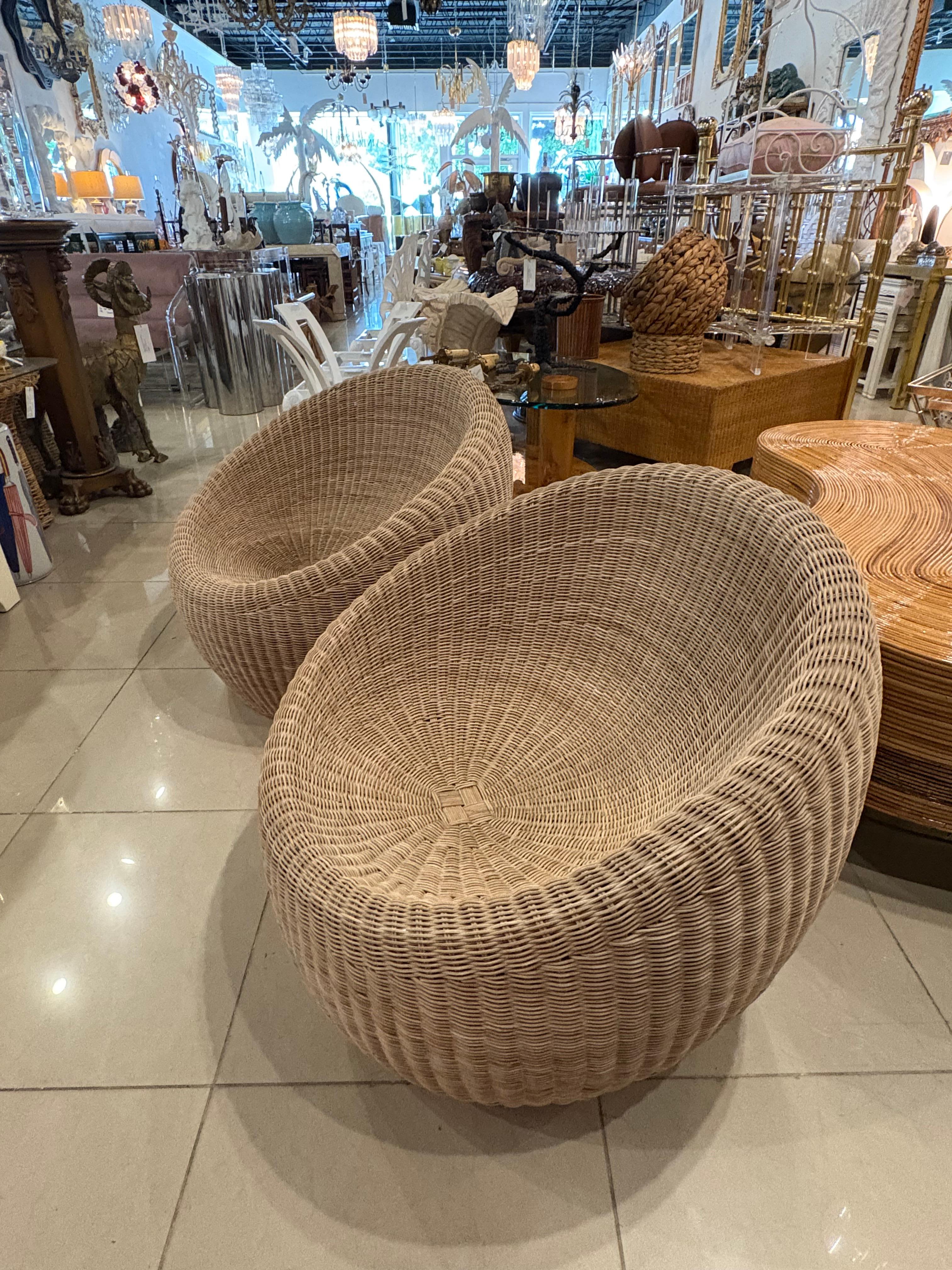 Paire vintage de fauteuils club en rotin et osier tressé Isamu Kenmochi. Ils ont été rapportés du Japon par un membre de la famille dont les parents étaient stationnés dans l'armée. Je ne vois aucun dommage à l'osier autre qu'une légère variation de