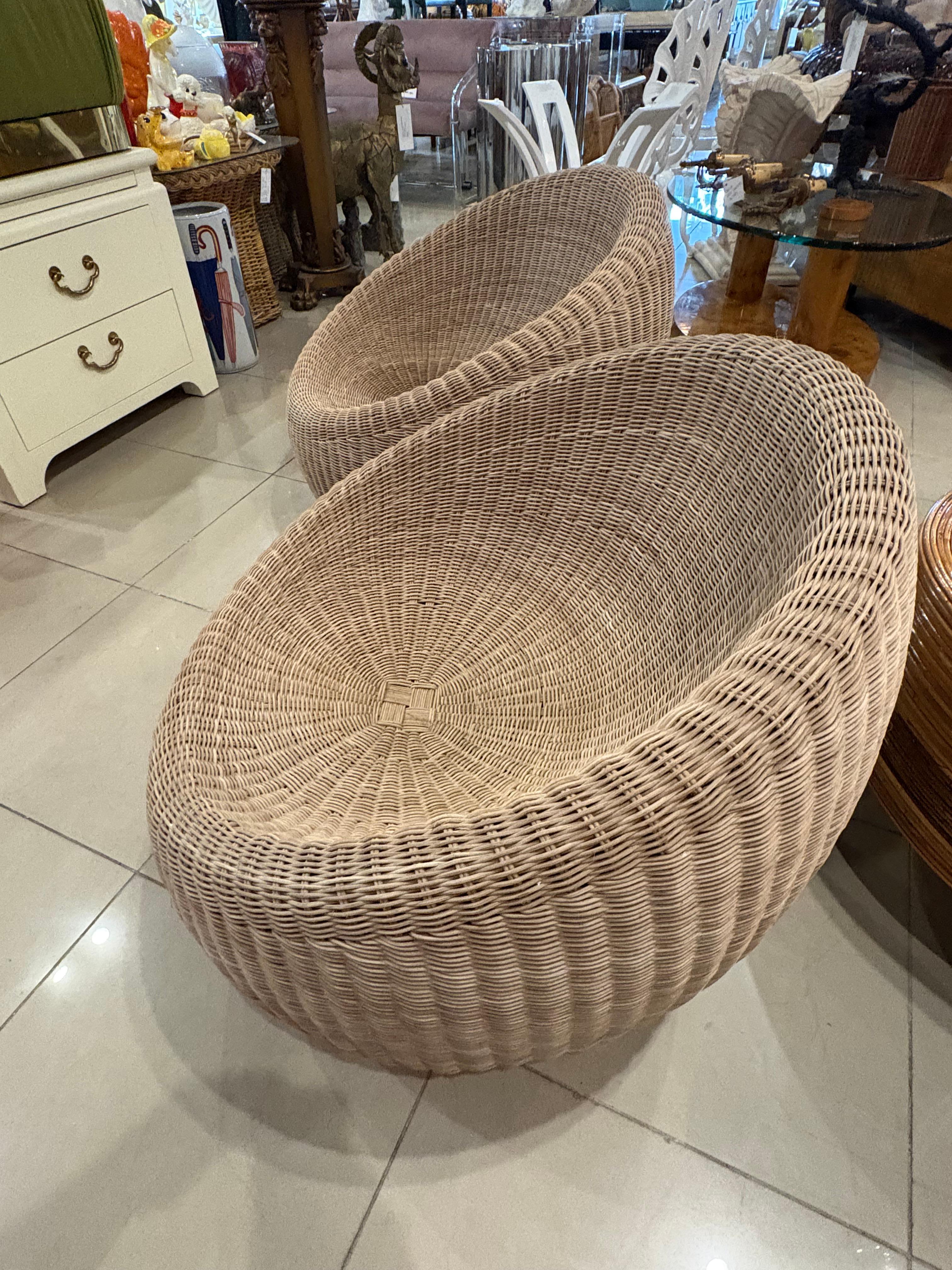 Mid-Century Modern Vintage Paire Isamu Kenmochi Chaises longues rondes en rotin tressé Japon en vente
