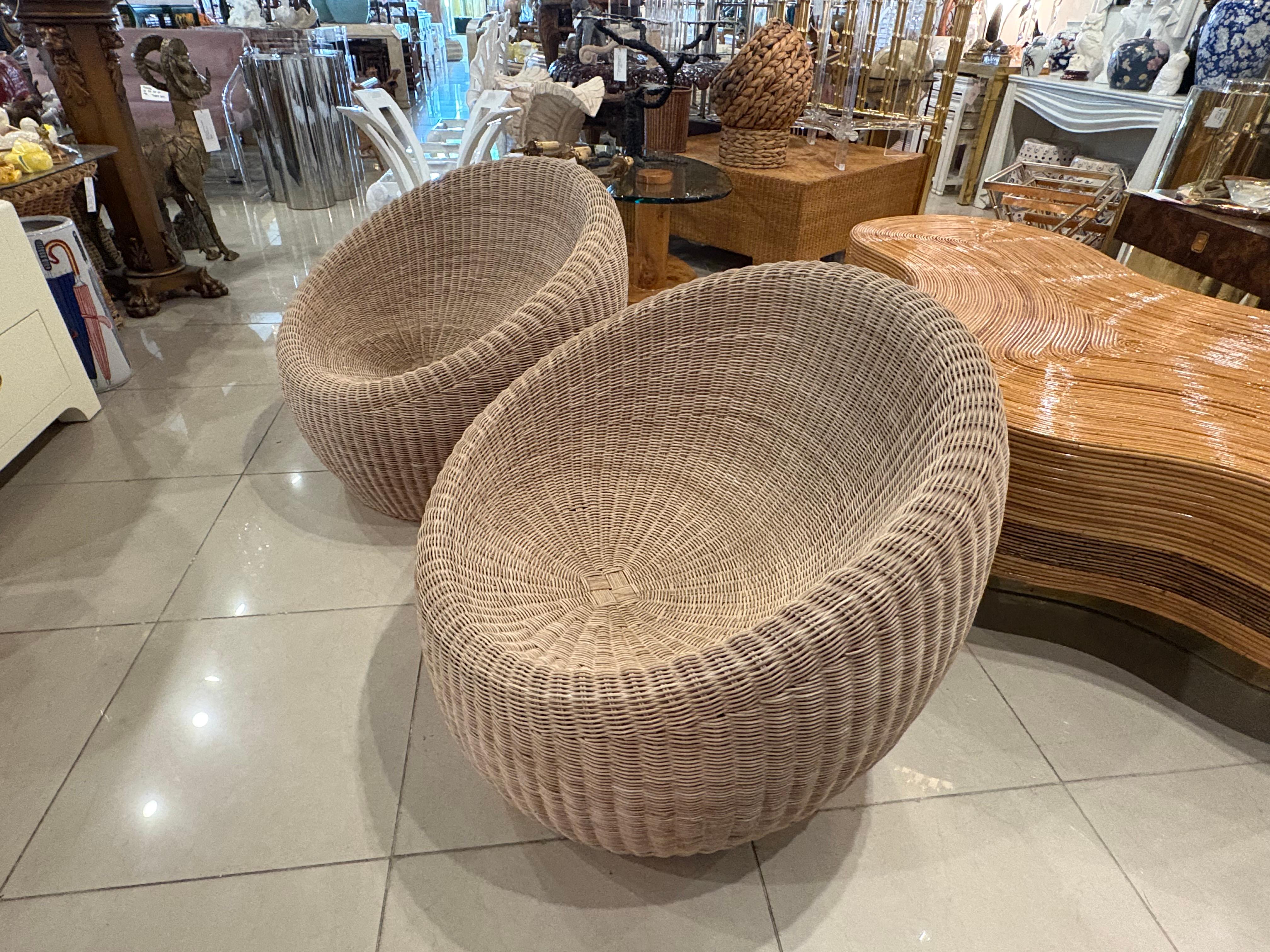 Japonais Vintage Paire Isamu Kenmochi Chaises longues rondes en rotin tressé Japon en vente