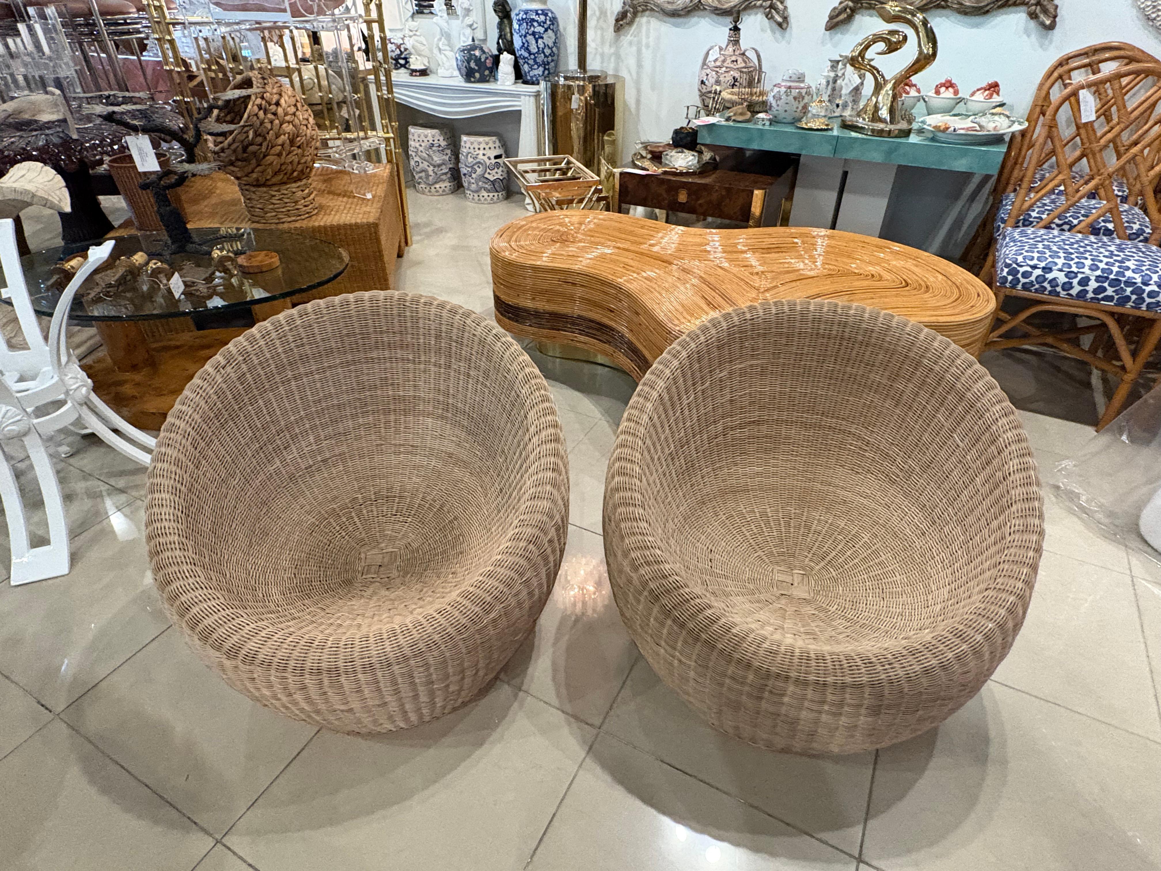 Vintage Paire Isamu Kenmochi Chaises longues rondes en rotin tressé Japon Bon état - En vente à West Palm Beach, FL